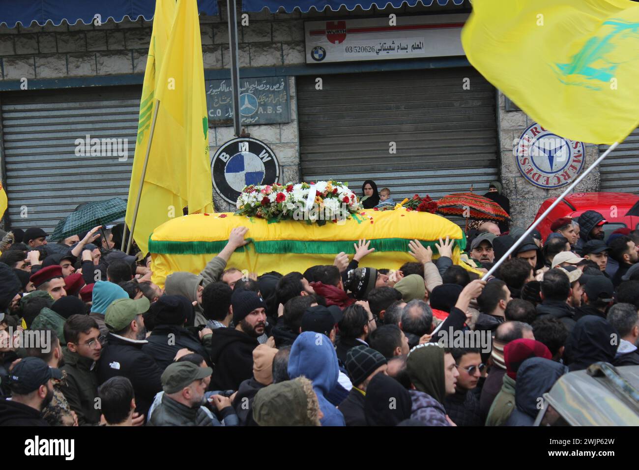 Nabatieh, Libano. 16 febbraio 2024. I sostenitori partecipano al funerale di un comandante delle forze Radwan di Hezbollah, Ali Muhammad Aldbas, ucciso in un attacco di droni israeliano, a Nabatieh, Libano, il 16 febbraio 2024. Le forze di difesa israeliane (IDF) hanno annunciato giovedì che Ali Muhammad Aldbas, il suo vice e un operativo sono stati uccisi mercoledì in un attacco con droni israeliani a una struttura militare di Hezbollah nella città di Nabatieh nel sud del Libano. Crediti: Taher Abu Hamdan/Xinhua/Alamy Live News Foto Stock