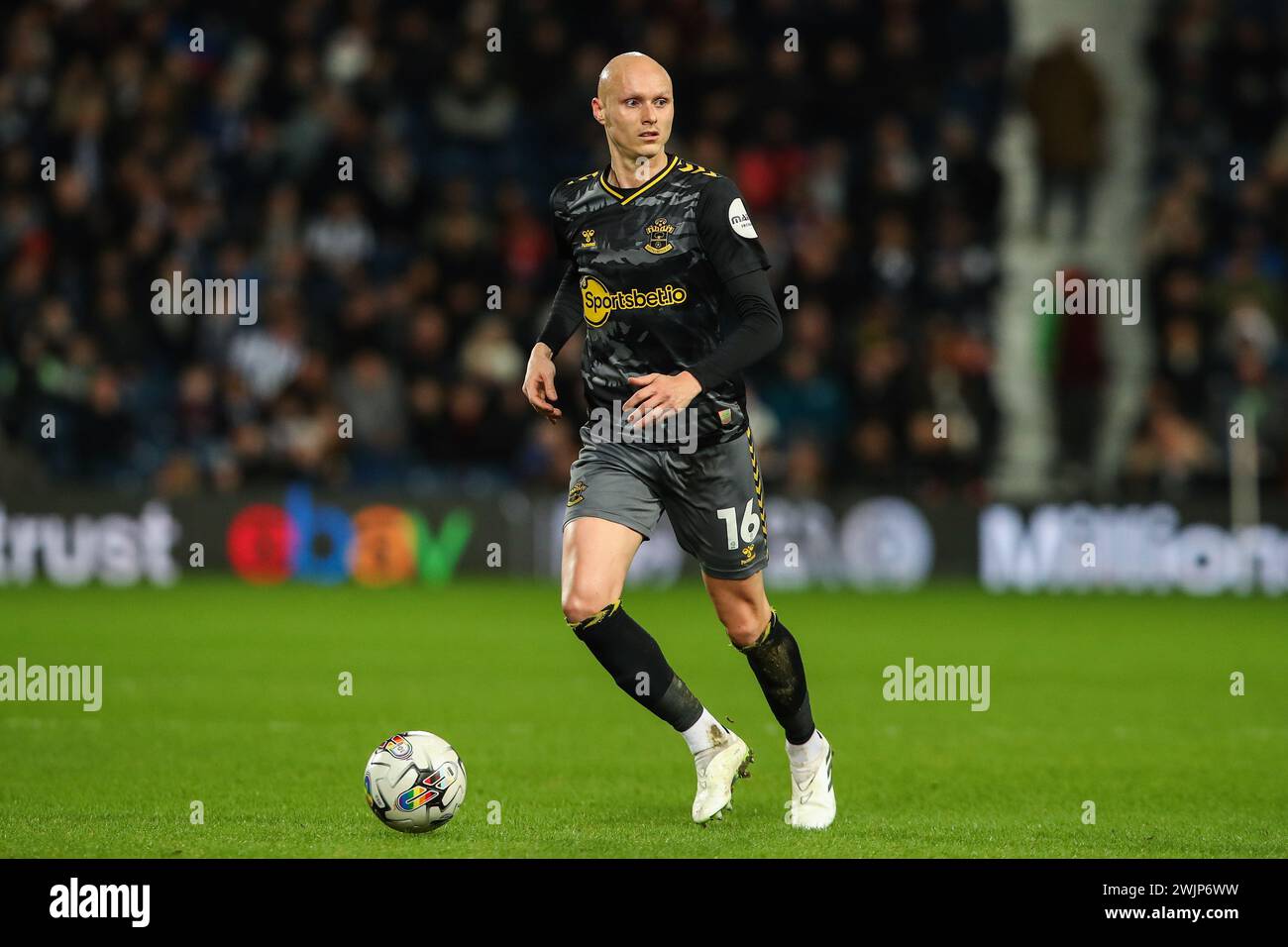 Will Smallbone di Southampton in azione durante la partita del Campionato Sky Bet West Bromwich Albion vs Southampton agli Hawthorns, West Bromwich, Regno Unito, 16 febbraio 2024 (foto di Gareth Evans/News Images) Foto Stock