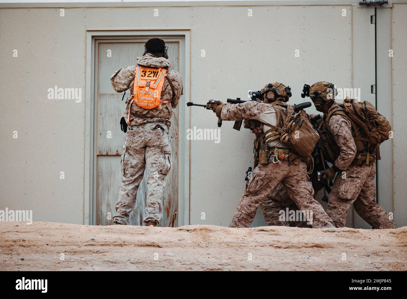 U.S. Marine Corps Sgt. Michael Guzman, Yuma, nativo dell'Arizona, istruttore di addestramento di livello di servizio con Tactical Training and Exercise Control Group, Marine Air-Ground Task Force Training Command, Marine Corps Air-Ground Combat Center, istruisce i Marines con l'unità di addestramento durante un'esercitazione della forza avversaria come parte dell'esercitazione di addestramento del livello di servizio 2-24 presso Range 220, MCAGCC, Twentynine Palms, California, 1 febbraio, 2024. lo scopo dell'AFX è creare una minaccia credibile e realistica per le forze di esercitazione che partecipano all'SLTE 2-24 da affrontare durante l'imminente esercitazione di guerra MAGTF Foto Stock