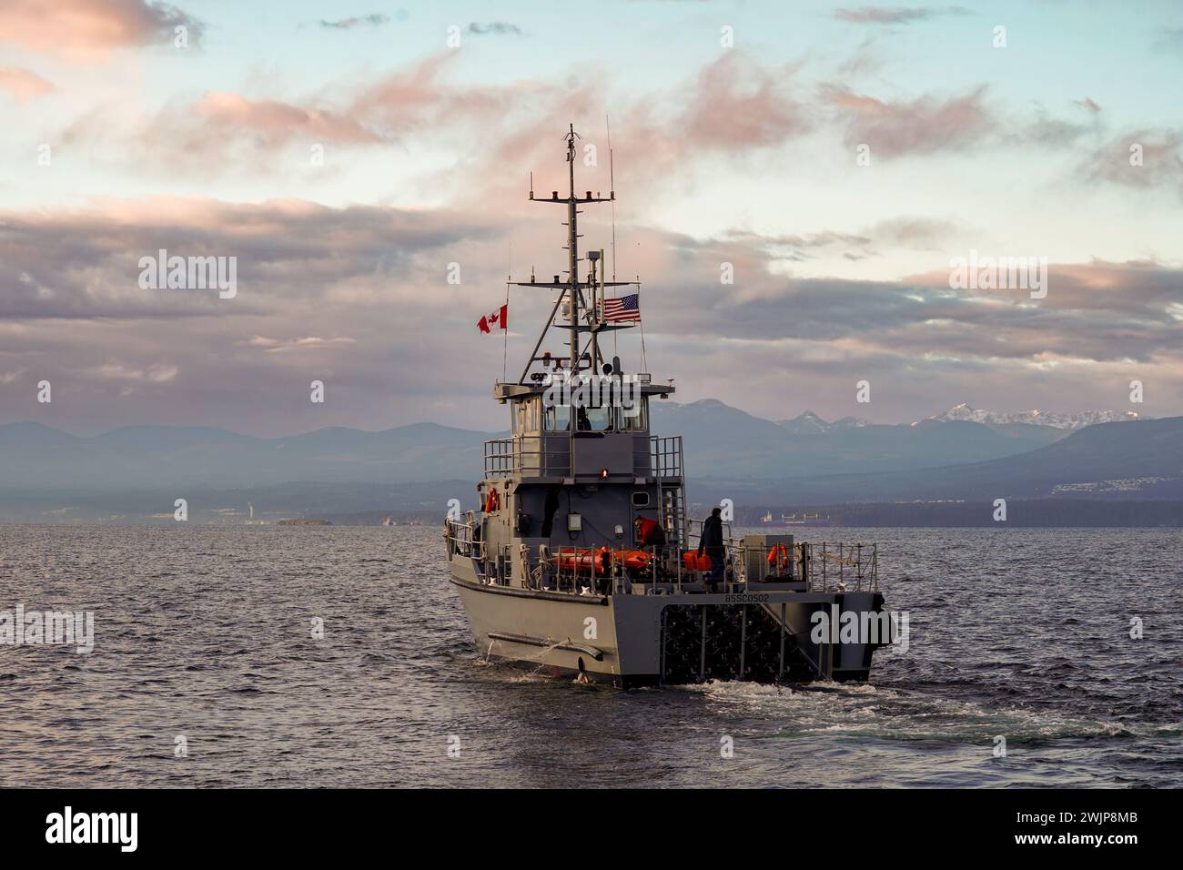 Torpedo Recovery Boat TWR-8 partecipa alle operazioni di autonomia sullo stretto di Georgia in un'area conosciuta come 'Whiskey Golf' 14 febbraio 2024. L'area di copertura è gestita dalla Canadian Forces Maritime Experimental and test Ranges, una struttura di test congiunta canadese-statunitense situata sul lato est dell'isola di Vancouver. Il campo di prova è profondo diverse centinaia di metri, lungo diverse dozzine di chilometri e largo parecchi chilometri su un fondo marino composto da fango morbido e privo di ostacoli subacquei. La struttura utilizza un sistema di tracciamento sonar 3D per monitorare le prestazioni e la posizione degli oggetti in queste acque per Foto Stock