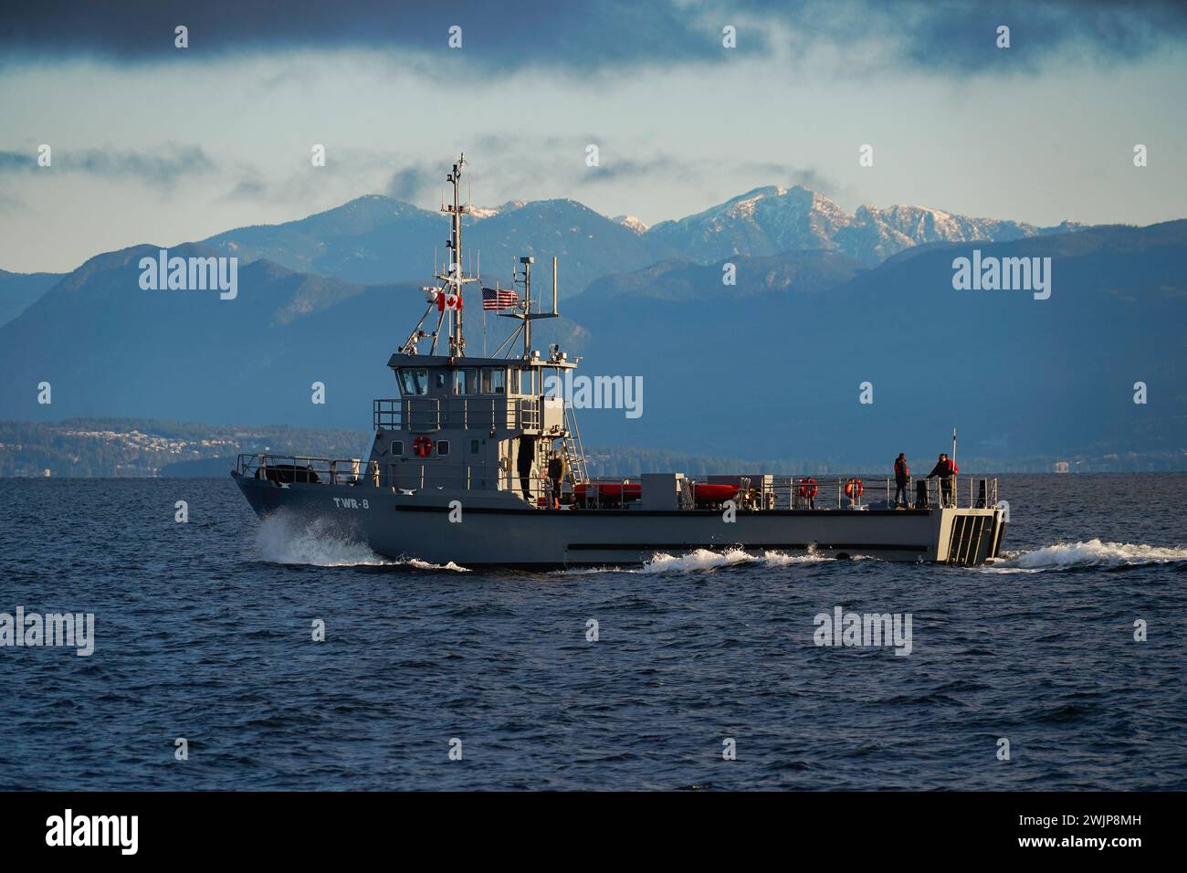 Torpedo Recovery Boat TWR-8 partecipa alle operazioni di autonomia sullo stretto di Georgia in un'area conosciuta come 'Whiskey Golf' 14 febbraio 2024. L'area di copertura è gestita dalla Canadian Forces Maritime Experimental and test Ranges, una struttura di test congiunta canadese-statunitense situata sul lato est dell'isola di Vancouver. Il campo di prova è profondo diverse centinaia di metri, lungo diverse dozzine di chilometri e largo parecchi chilometri su un fondo marino composto da fango morbido e privo di ostacoli subacquei. La struttura utilizza un sistema di tracciamento sonar 3D per monitorare le prestazioni e la posizione degli oggetti in queste acque per Foto Stock