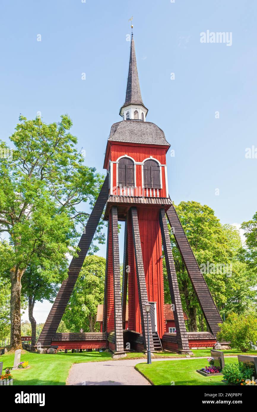 Campanile in legno presso la chiesa di Habo con un cimitero sulla campagna svedese, Habo, Svezia Foto Stock