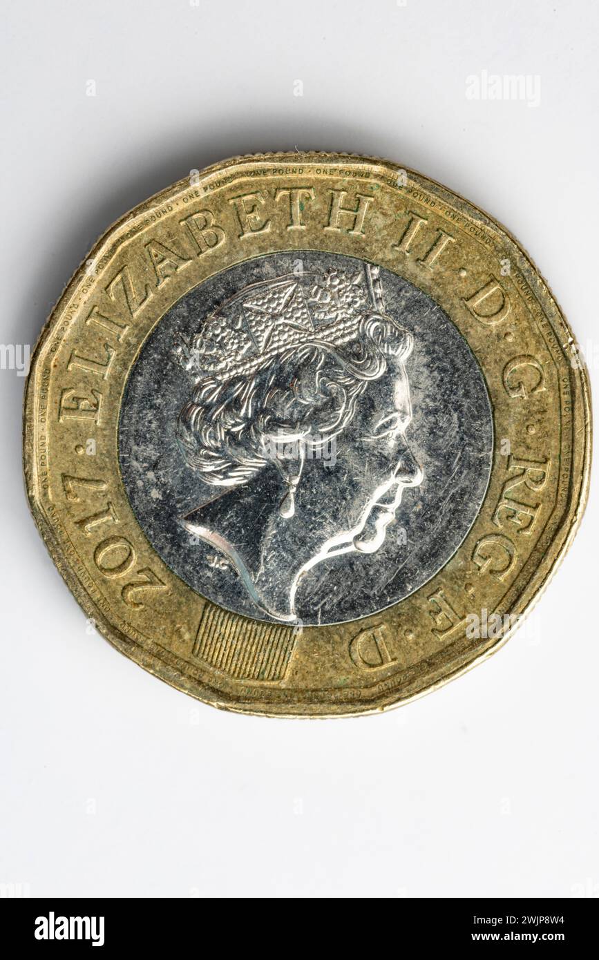 Primo piano del dritto di una moneta britannica da una sterlina, sfondo bianco Foto Stock