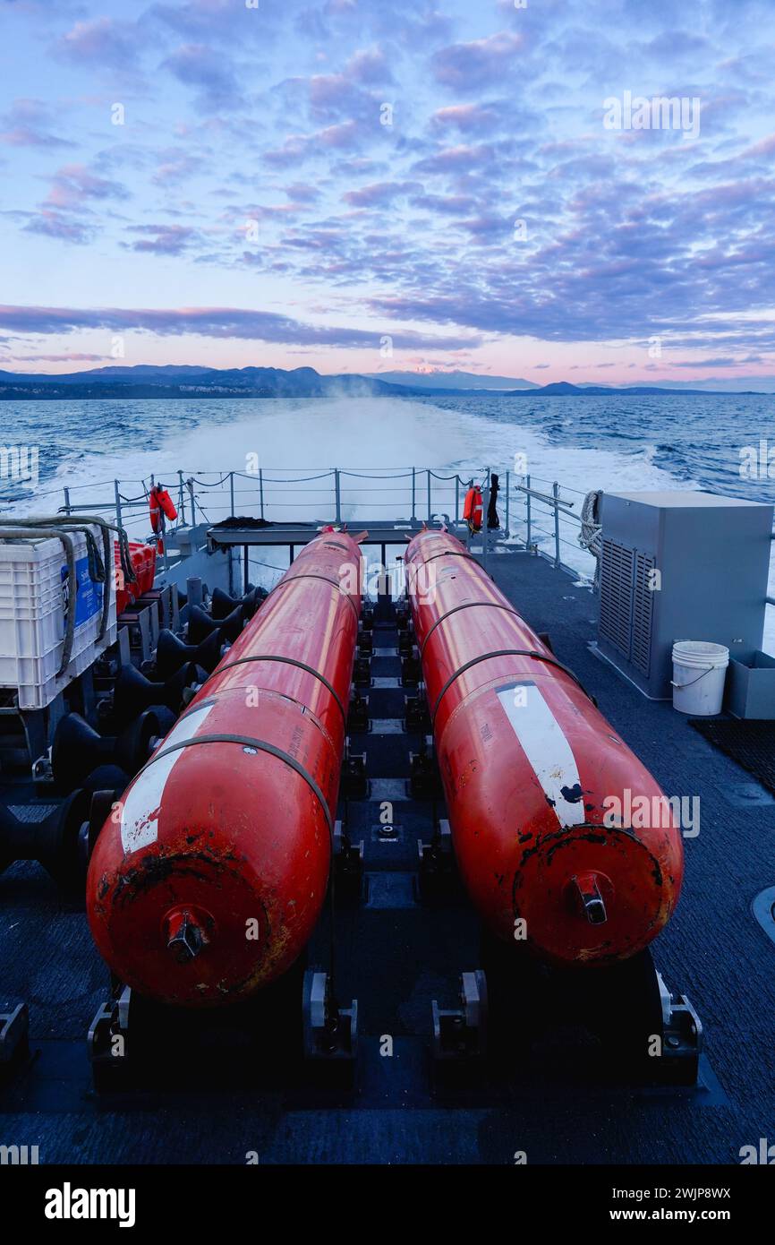 Torpedo Recovery Boat TWR-8 partecipa alle operazioni di autonomia sullo stretto di Georgia in un'area conosciuta come 'Whiskey Golf' 14 febbraio 2024. L'area di copertura è gestita dalla Canadian Forces Maritime Experimental and test Ranges, una struttura di test congiunta canadese-statunitense situata sul lato est dell'isola di Vancouver. Il campo di prova è profondo diverse centinaia di metri, lungo diverse dozzine di chilometri e largo parecchi chilometri su un fondo marino composto da fango morbido e privo di ostacoli subacquei. La struttura utilizza un sistema di tracciamento sonar 3D per monitorare le prestazioni e la posizione degli oggetti in queste acque per Foto Stock