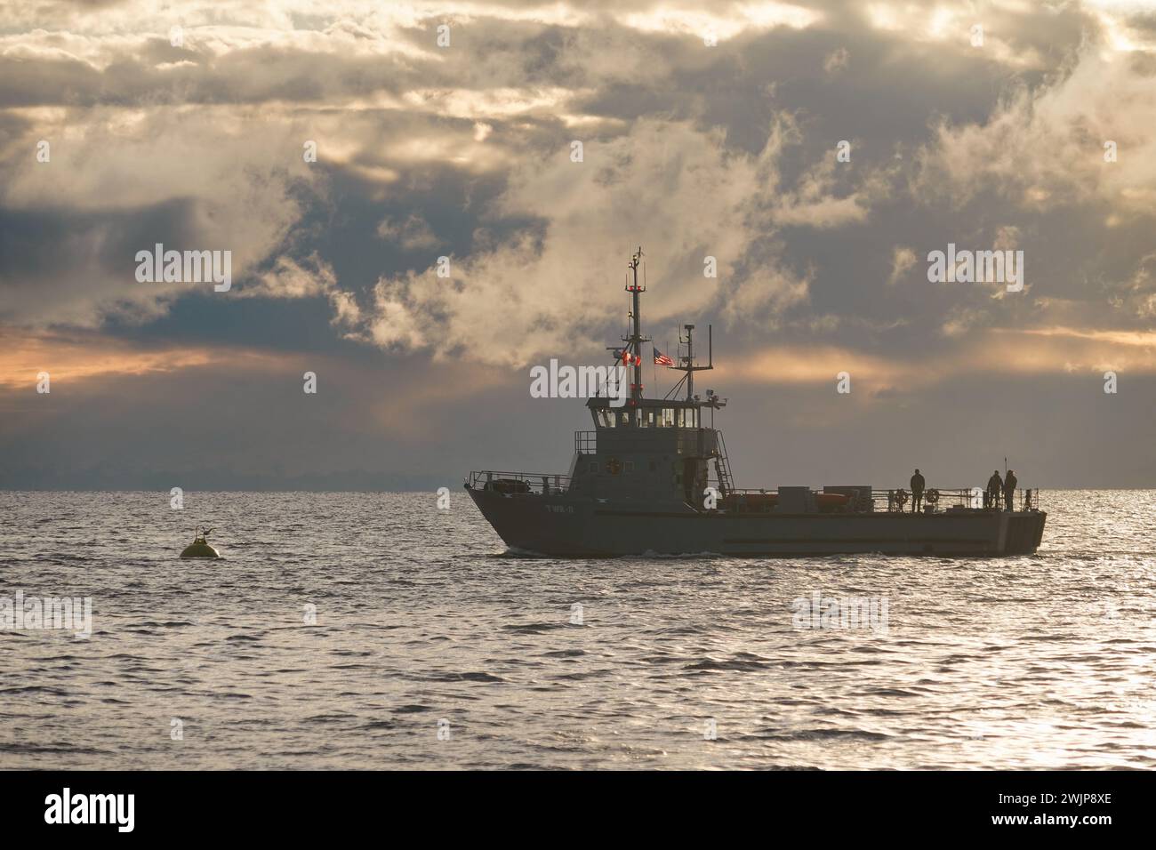 Torpedo Recovery Boat TWR-8 partecipa alle operazioni di autonomia sullo stretto di Georgia in un'area conosciuta come 'Whiskey Golf' 14 febbraio 2024. L'area di copertura è gestita dalla Canadian Forces Maritime Experimental and test Ranges, una struttura di test congiunta canadese-statunitense situata sul lato est dell'isola di Vancouver. Il campo di prova è profondo diverse centinaia di metri, lungo diverse dozzine di chilometri e largo parecchi chilometri su un fondo marino composto da fango morbido e privo di ostacoli subacquei. La struttura utilizza un sistema di tracciamento sonar 3D per monitorare le prestazioni e la posizione degli oggetti in queste acque per Foto Stock