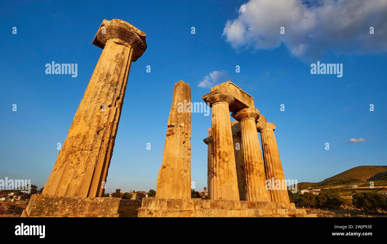 Tempio arcaico di Apollo, colonne doriche, colonne doriche dell'antichità illuminate dalla calda luce serale sotto un cielo limpido, sito archeologico Foto Stock