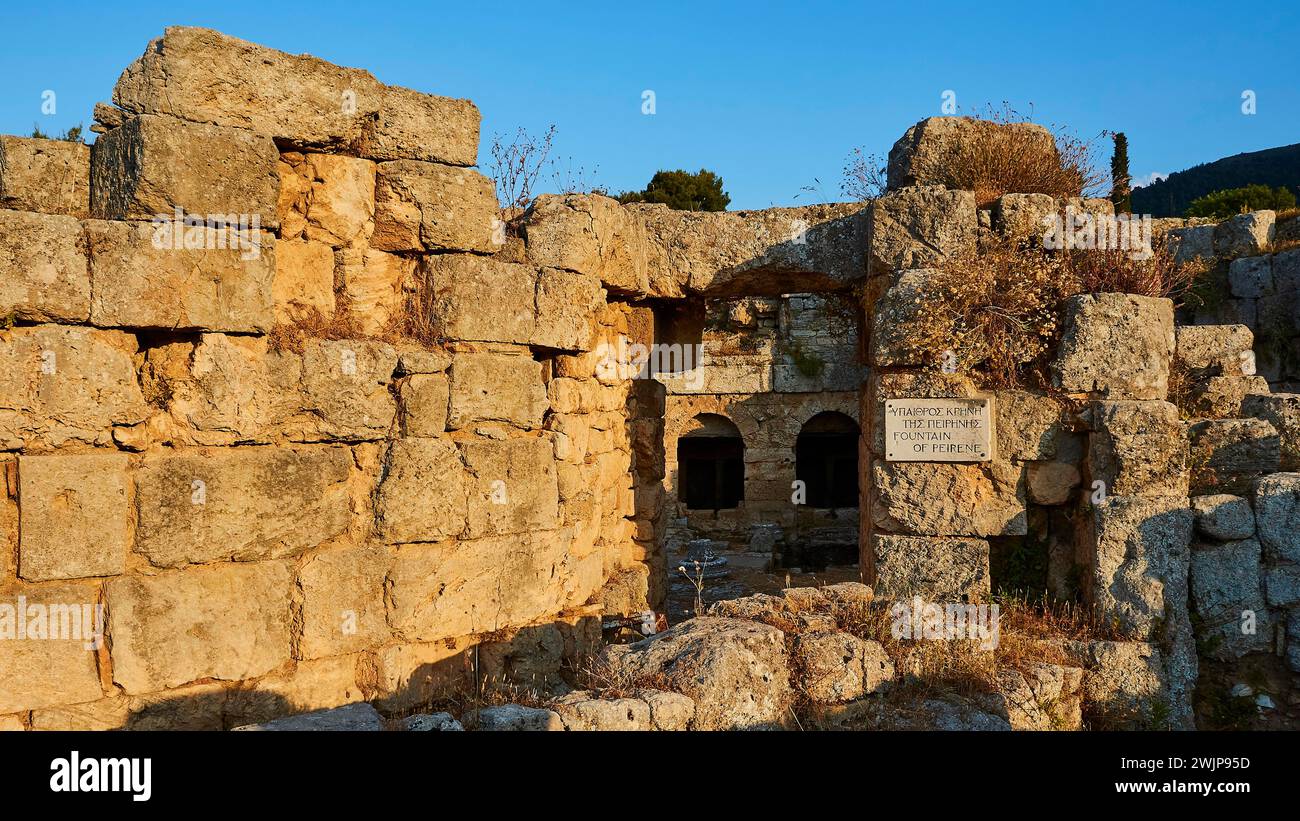 Antiche rovine in pietra con un piccolo cielo aperto e visibile sopra, Fontana del Peirene, sito archeologico, Archea Korinthos, Corinto, Peloponneso, Grecia Foto Stock