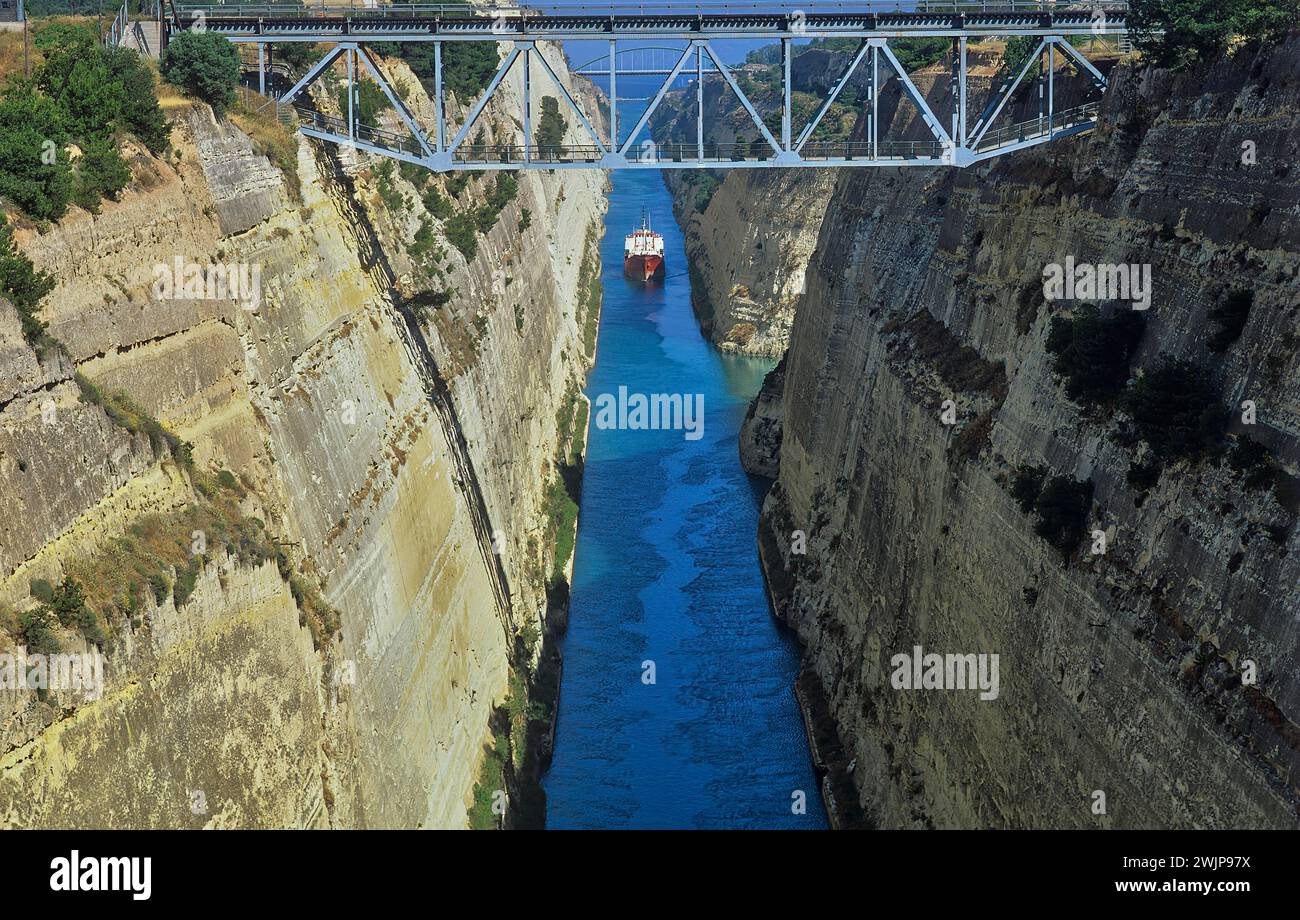 Vista di una nave che naviga attraverso uno stretto canale con ripide pareti rocciose, il Canale di Corinto, Corinto, Peloponneso, Grecia Foto Stock