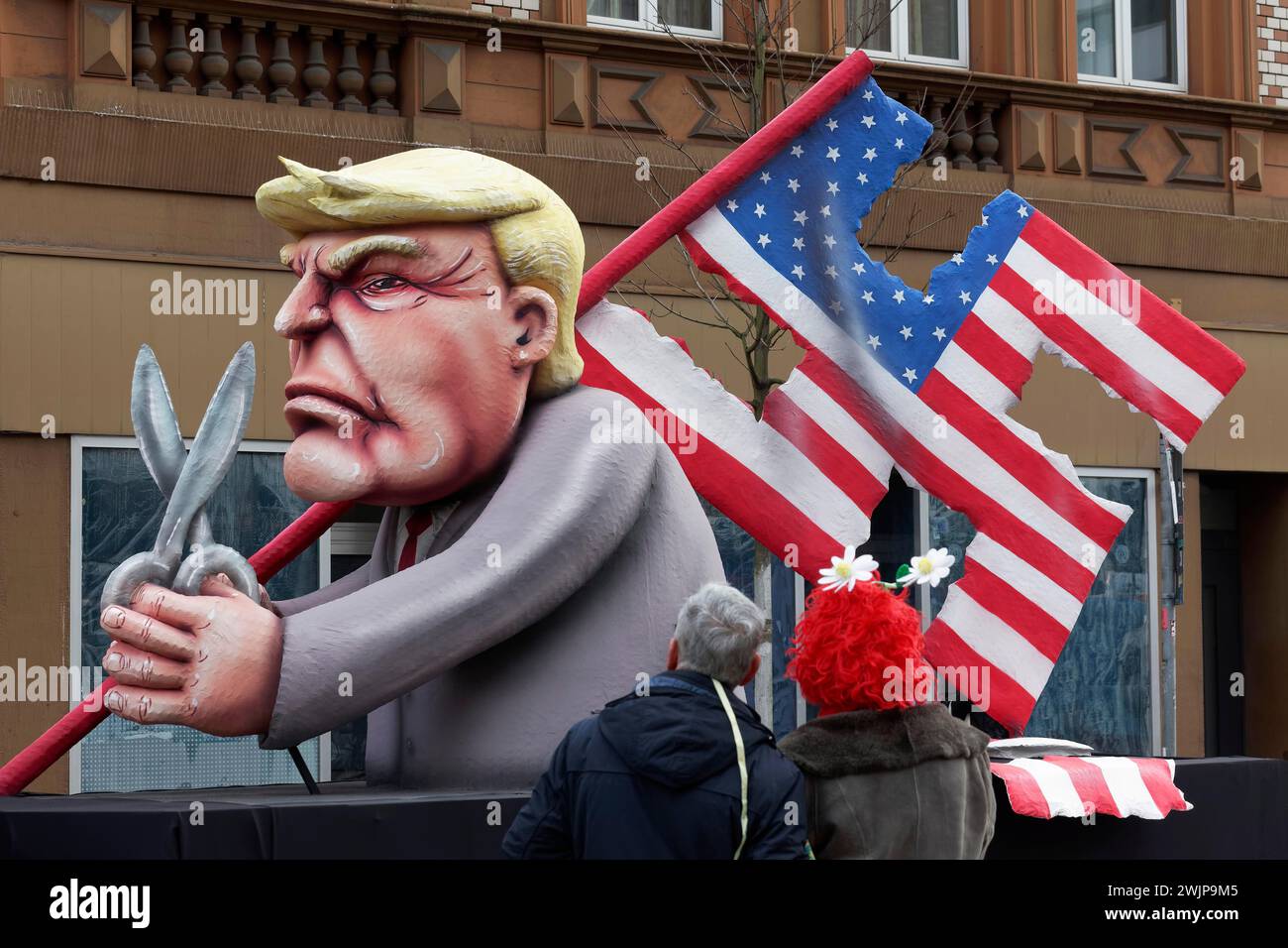 Donald Trump taglia una bandiera di svastica dalla bandiera nazionale degli Stati Uniti, pericolo per la democrazia, figura cartapesta, galleggiante satirico di Jacques Tilly, Rose Foto Stock