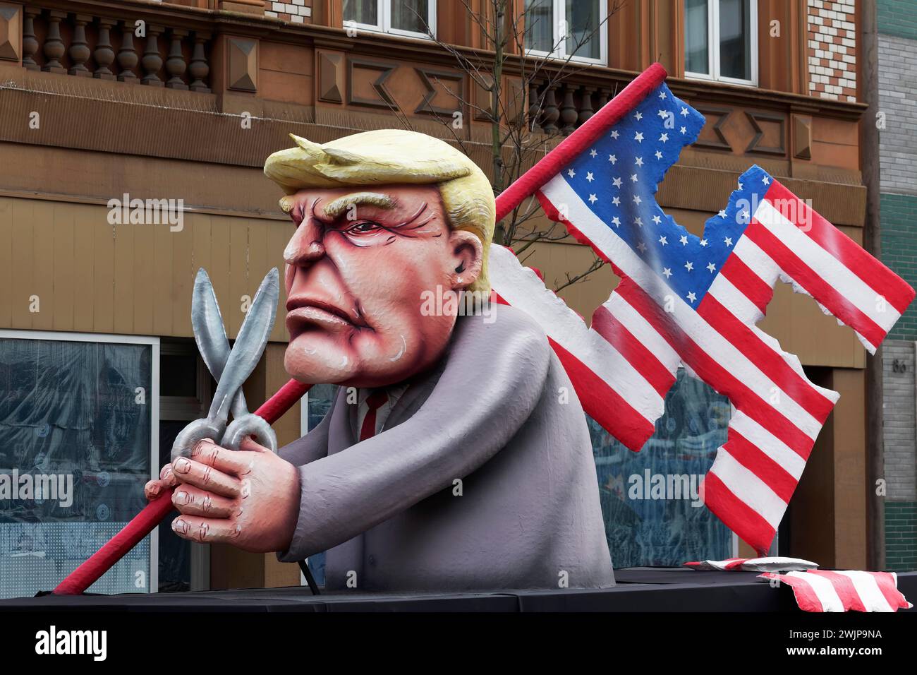 Donald Trump taglia una bandiera di svastica dalla bandiera nazionale degli Stati Uniti, pericolo per la democrazia, figura cartapesta, galleggiante satirico di Jacques Tilly, Rose Foto Stock