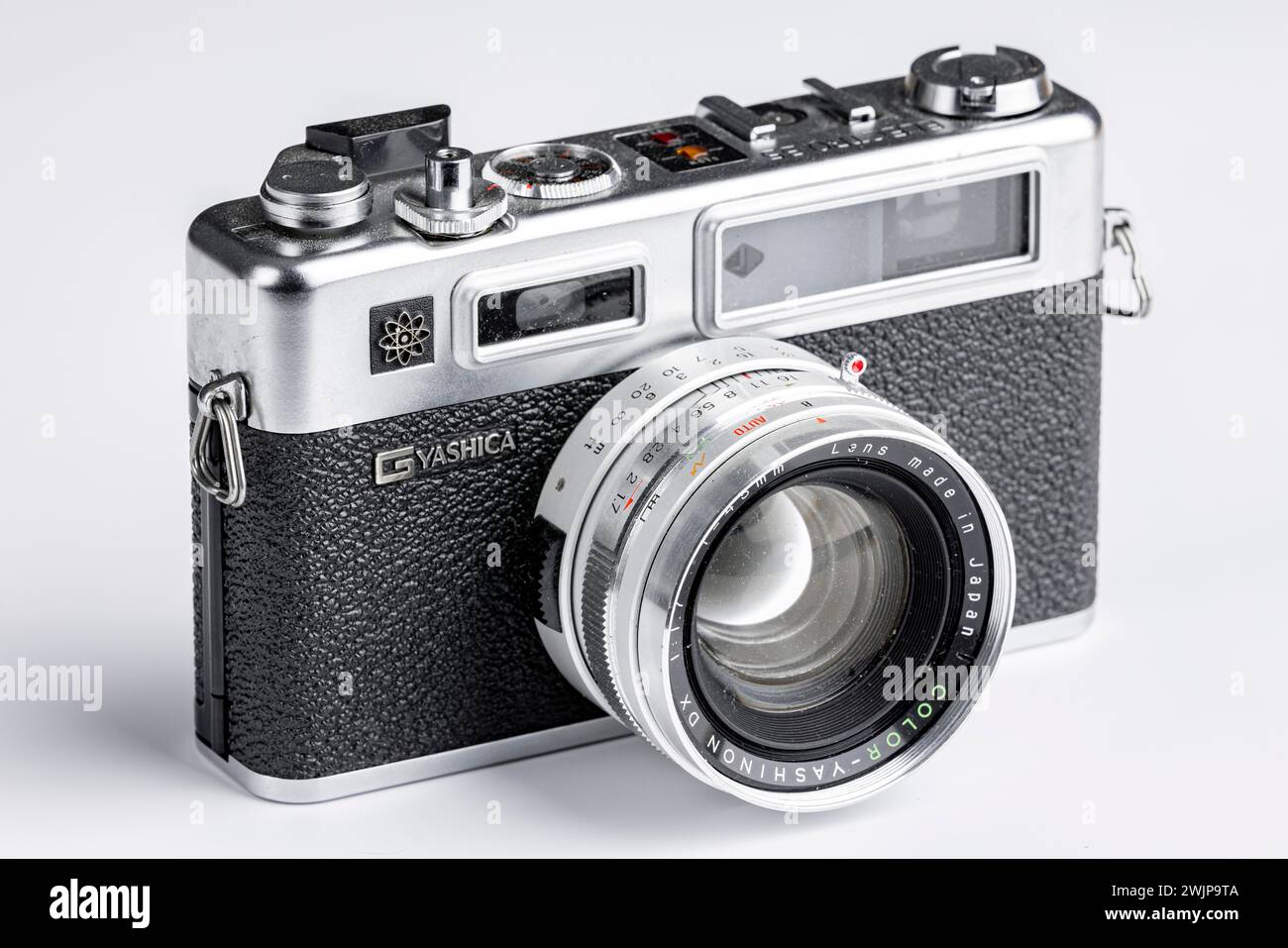 Fotocamera Yashica vintage con tomaia in argento e pelle nera su sfondo bianco Foto Stock