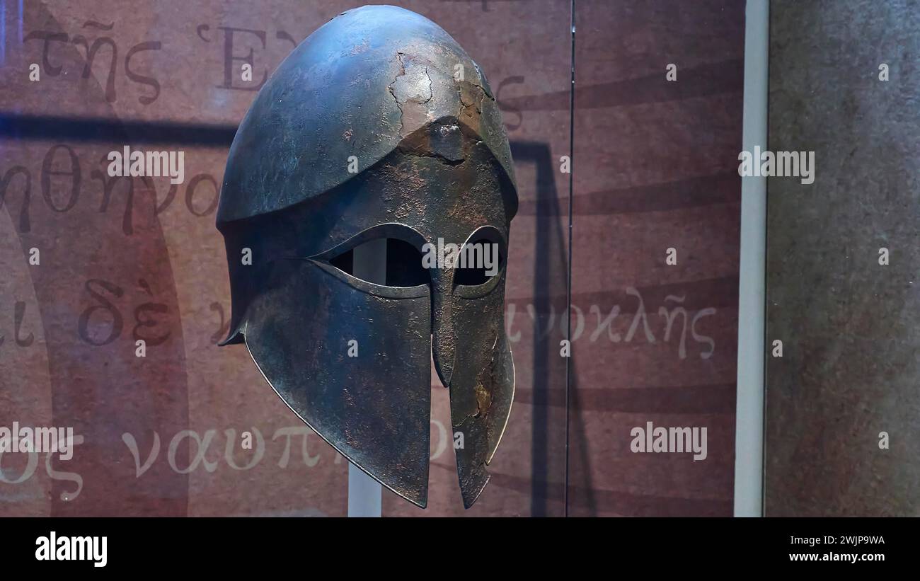 Casco del generale greco Timoleon, elmetto greco dell'antichità, in mostra in un museo, Museo Archeologico, Archea Korinthos, Corinto Foto Stock