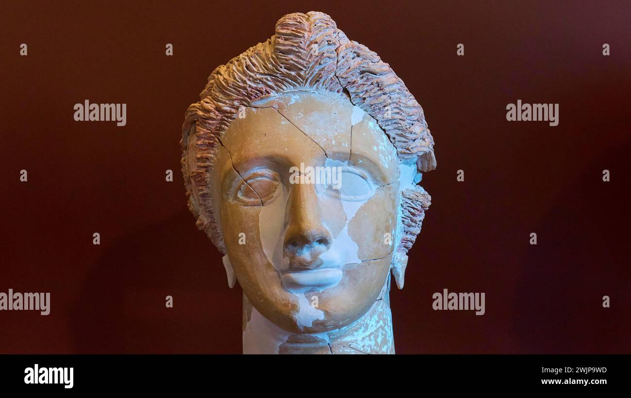 Busto antico con tratti facciali e capelli ben dettagliati, leggermente danneggiato, Museo Archeologico, Archea Korinthos, Corinto, Peloponneso, Grecia Foto Stock