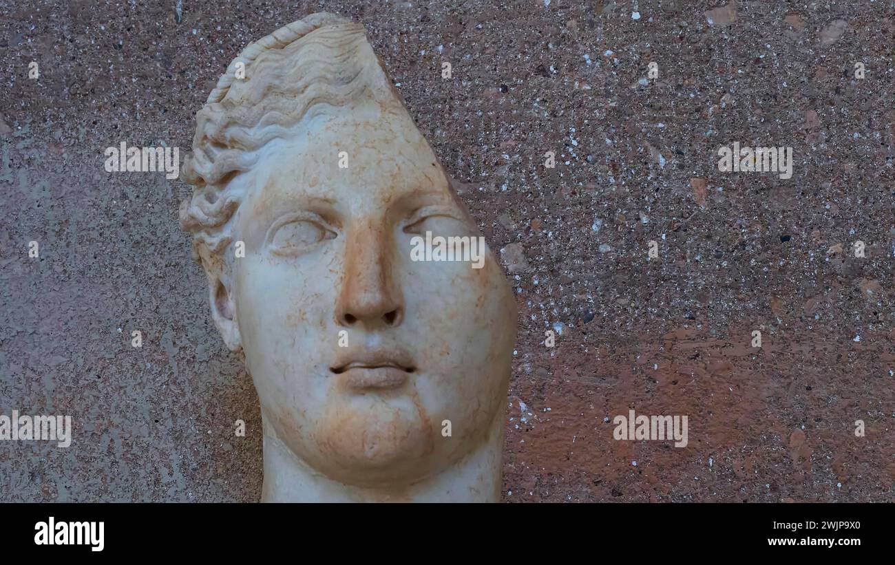 Antico busto conservato con facciali chiari, in pietra di colore chiaro, Museo Archeologico, Archea Korinthos, Corinto, Peloponneso, Grecia Foto Stock