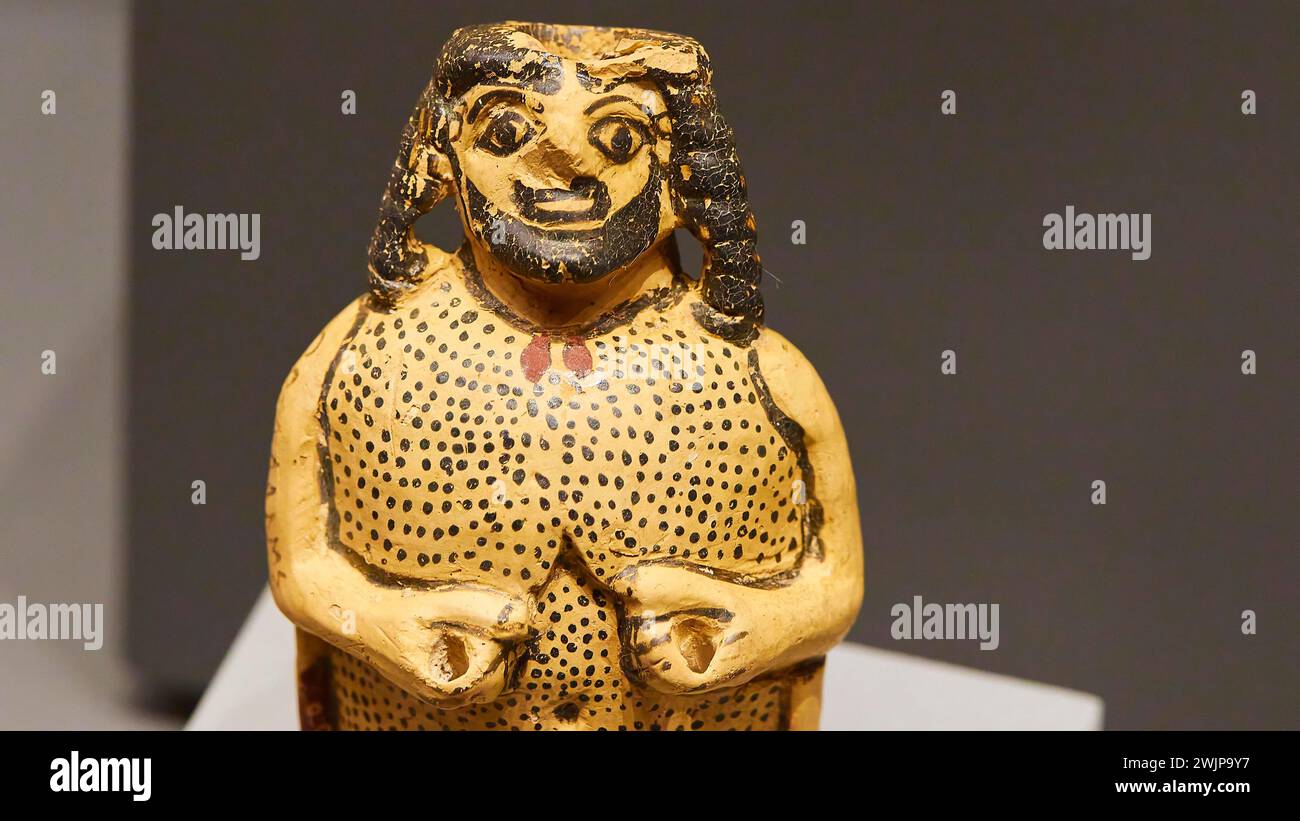 Antica figura decorata in oro con caratteristiche facciali sorprendenti in un museo, Museo Archeologico, Archea Korinthos, Corinto, Peloponneso, Grecia Foto Stock