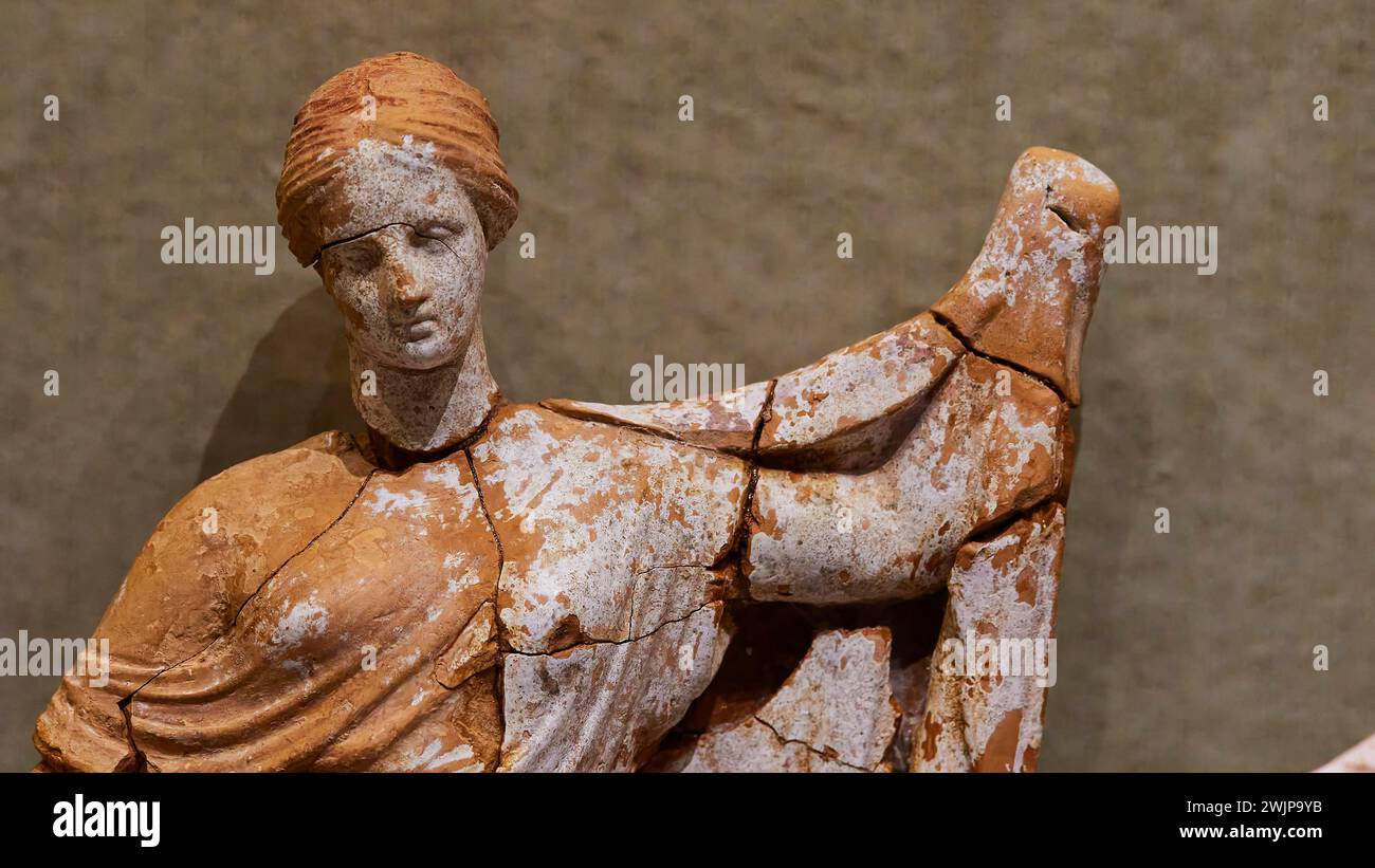 Antica statuetta in ceramica di una donna con resti dipinti conservati, Museo Archeologico, Archea Korinthos, Corinto, Peloponneso, Grecia Foto Stock