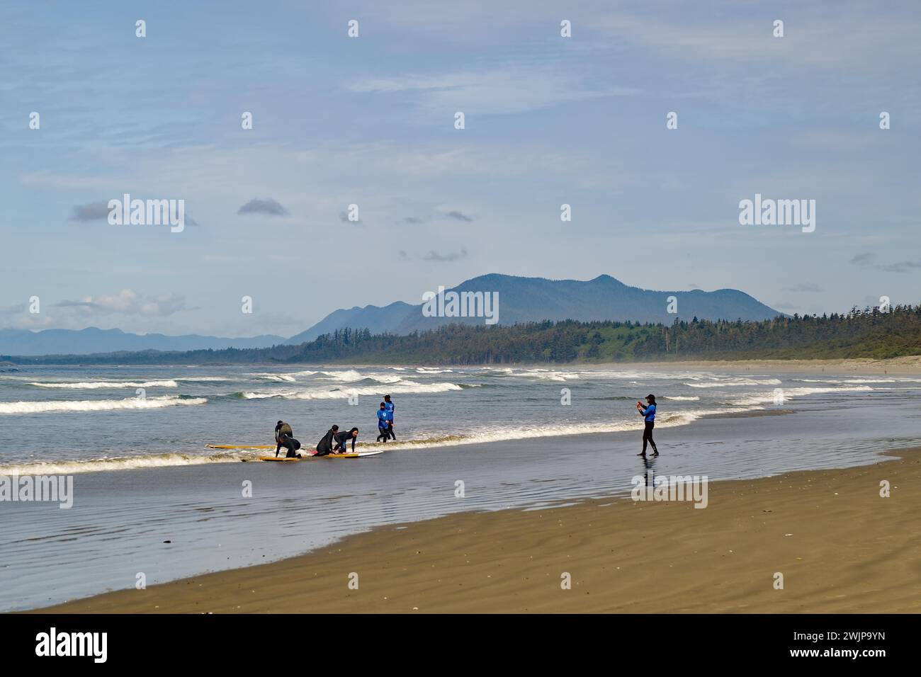 Surfisti su una spiaggia sabbiosa, onde e onde, Vancouver Island, Long Beach, Paciifc Rim National Park, British Columbia, Canada Foto Stock