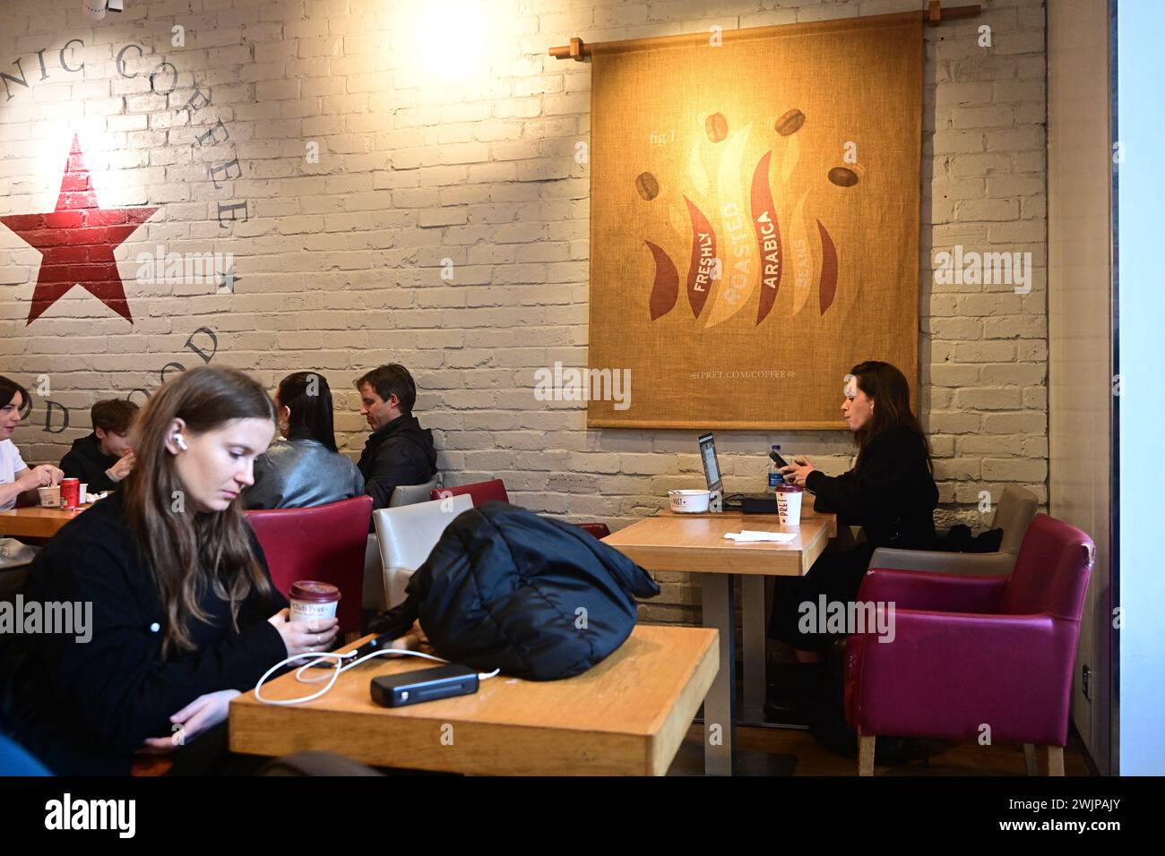 Londra, Regno Unito. 16 febbraio 2024. Cliente che beve un drink al Pret a Manger di Orchard Street, Londra, Regno Unito. Credito: Vedi li/Picture Capital/Alamy Live News Foto Stock