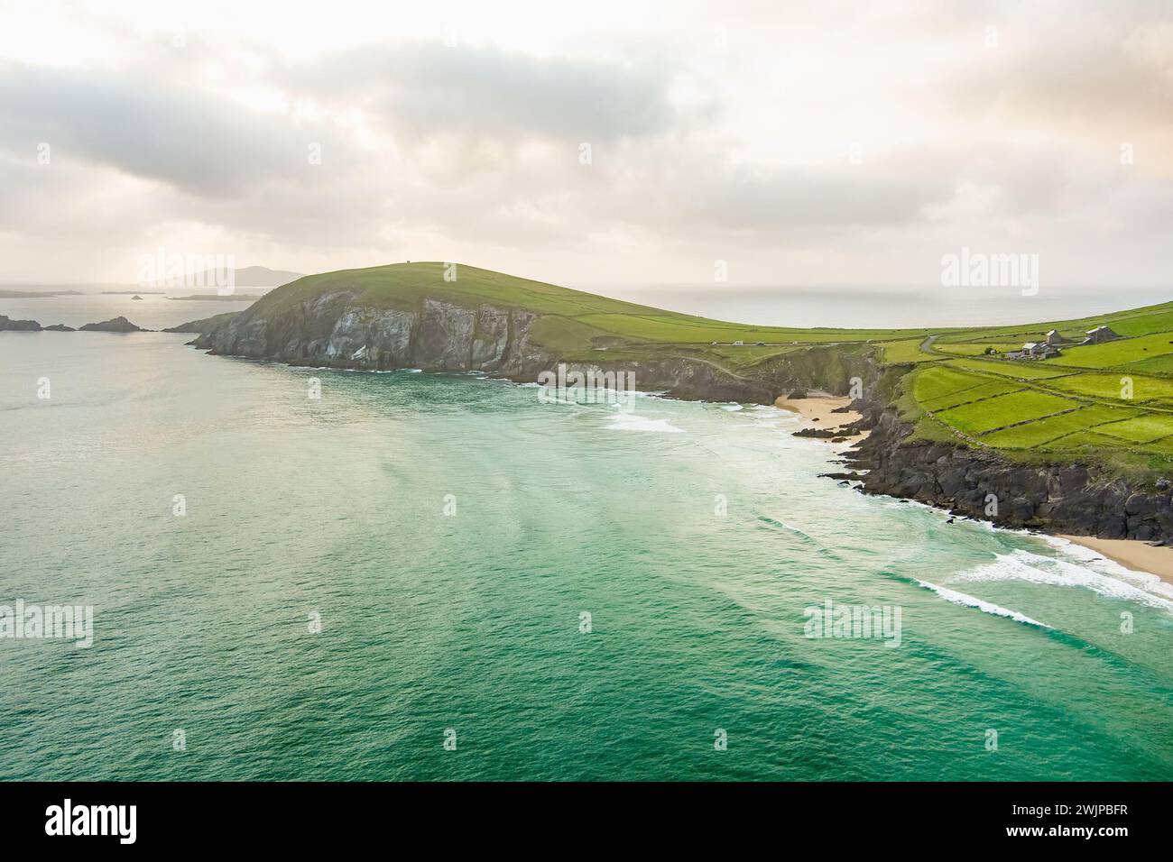 Magnifiche isole Blasket viste da Slea Head Drive, un percorso circolare che fa parte della Wild Atlantic Way, che inizia e termina nella città di Dingle Foto Stock