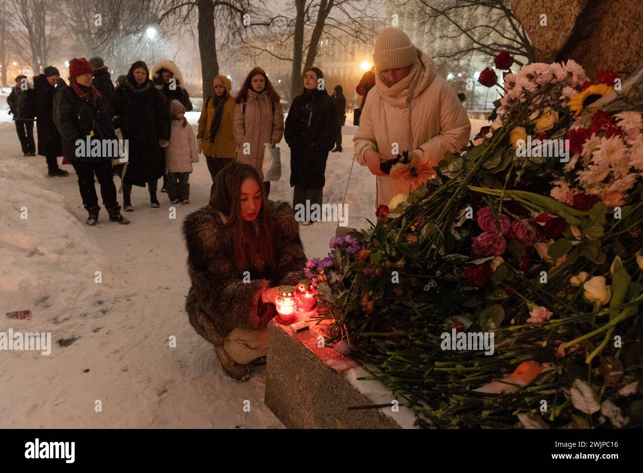 St Pietroburgo, Russia. 16 febbraio 2024. Le persone piangono presso i cimiteri monumentali delle vittime della repressione politica dopo la morte del politico dell'opposizione Alexei Navalny a San Pietroburgo. Credito: SOPA Images Limited/Alamy Live News Foto Stock