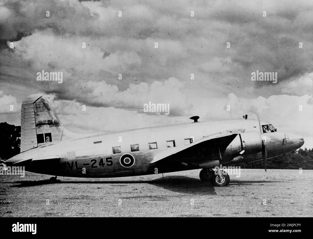 Aerei reali per il tour sudafricano -- questo Viking, uno dei voli, è dotato di 21 posti a sedere per passeggeri, da utilizzare per il trasporto del personale della famiglia reale durante il tour. Il King's Flight for He Royal South African tour è stato fotografato per la prima volta oggi a Wisley, Burrey, e consiste di quattro Vickers-Armstrong bimotore. Ognuno con un equipaggio di sei persone. Le cabine sono insonorizzate e i colori degli interni sono stati scelti dalla Regina. Anche se il Re e la Regina non viaggiano insieme quando usano gli aerei, saranno in grado di conversare via radio. 28 gennaio 1947. ( ... Foto Stock