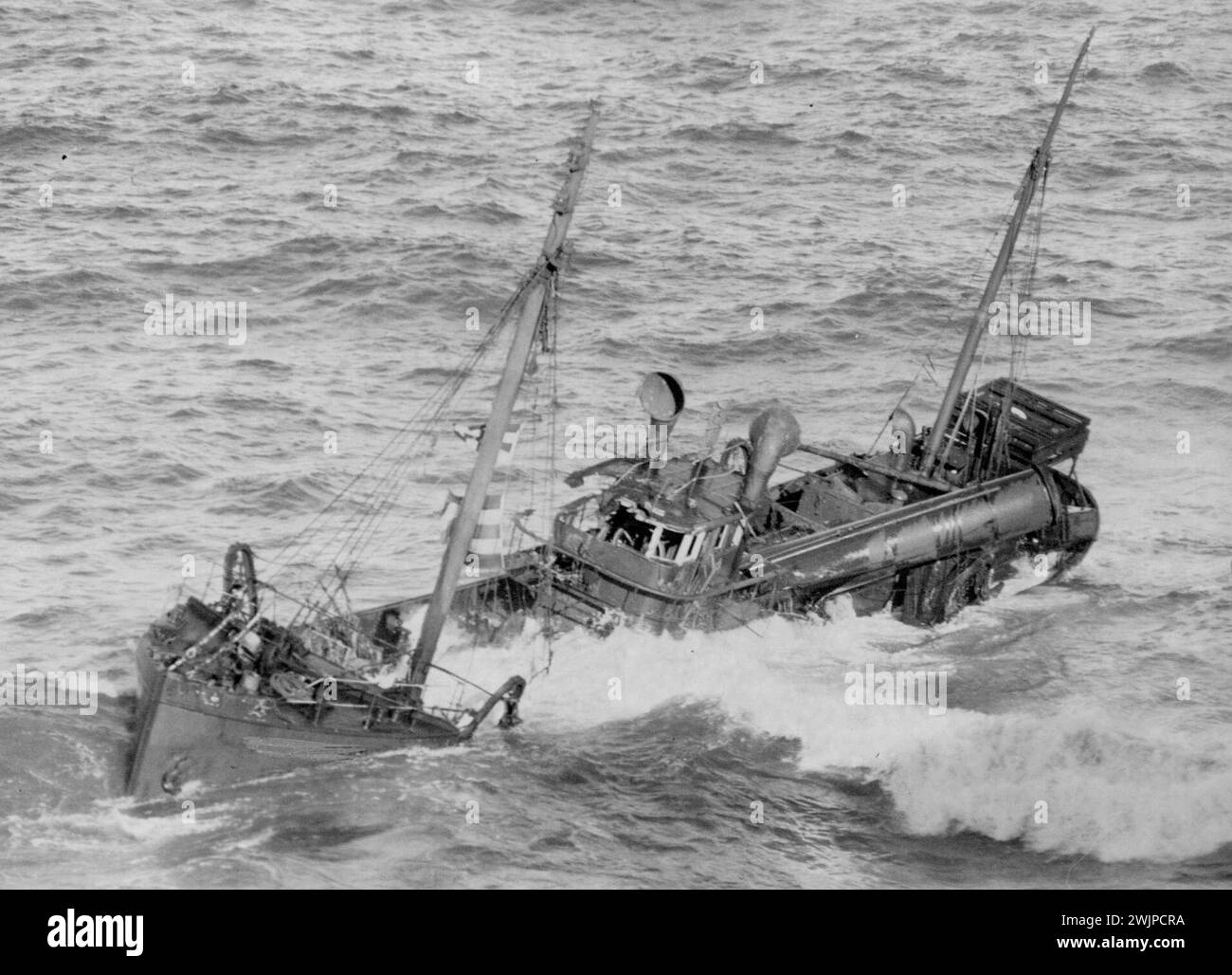 Traveler Dureenbee sgusciato dal sottomarino Jap al largo ***** . 24 agosto 1942. Foto Stock