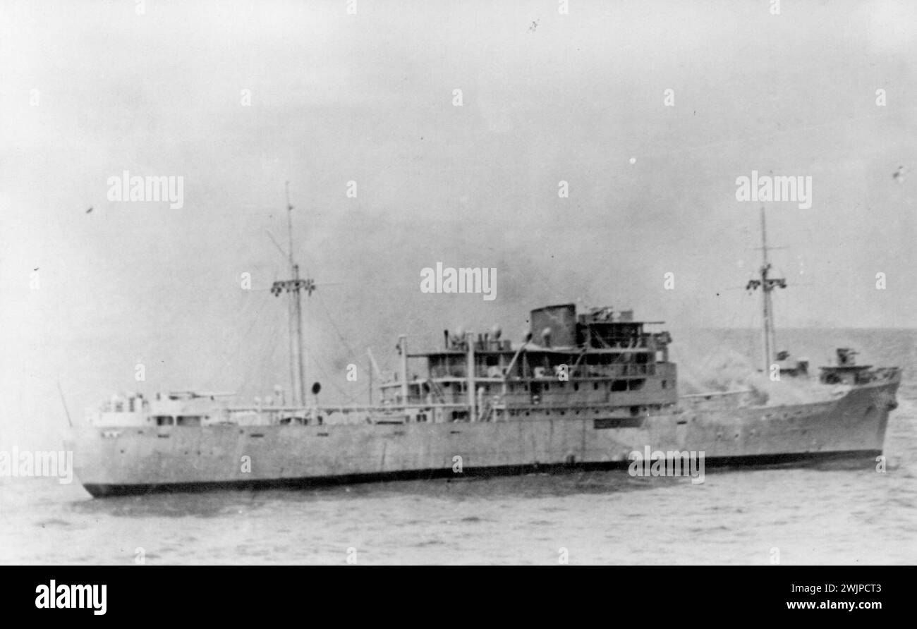 L'incursore abbandonato ha sagomato sullo sfondo del fumo del suo incredibile ponte di pozzo. 25 maggio 1941. Foto Stock