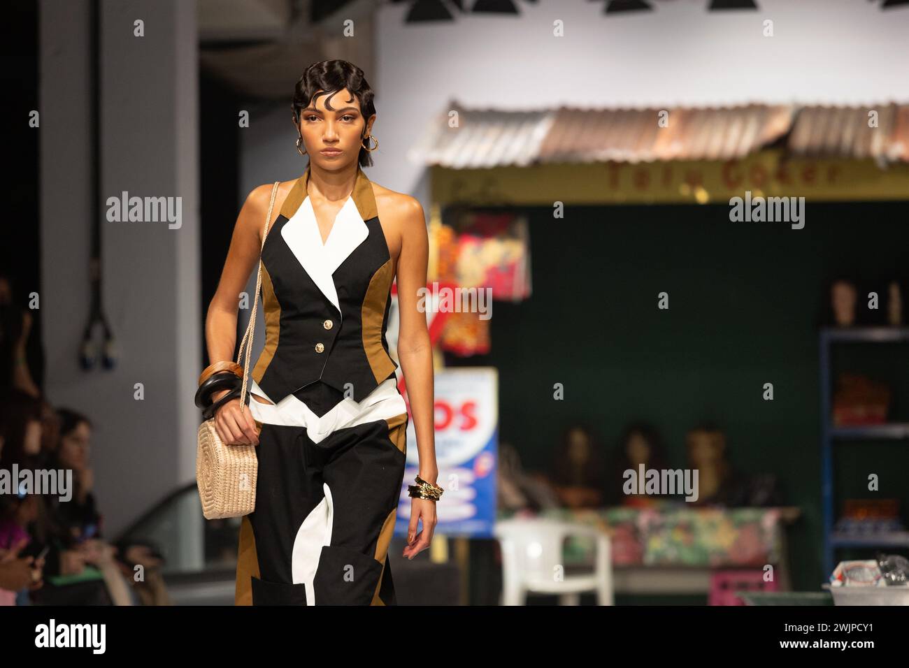 Londra, Regno Unito. 16 febbraio 2024. Una modella sulla passerella della sfilata Tolu Coker come parte della London Fashion Week che si tiene all'Old Selfridges Hotel. Crediti: Katie Collins/EMPICS/Alamy Live News Foto Stock