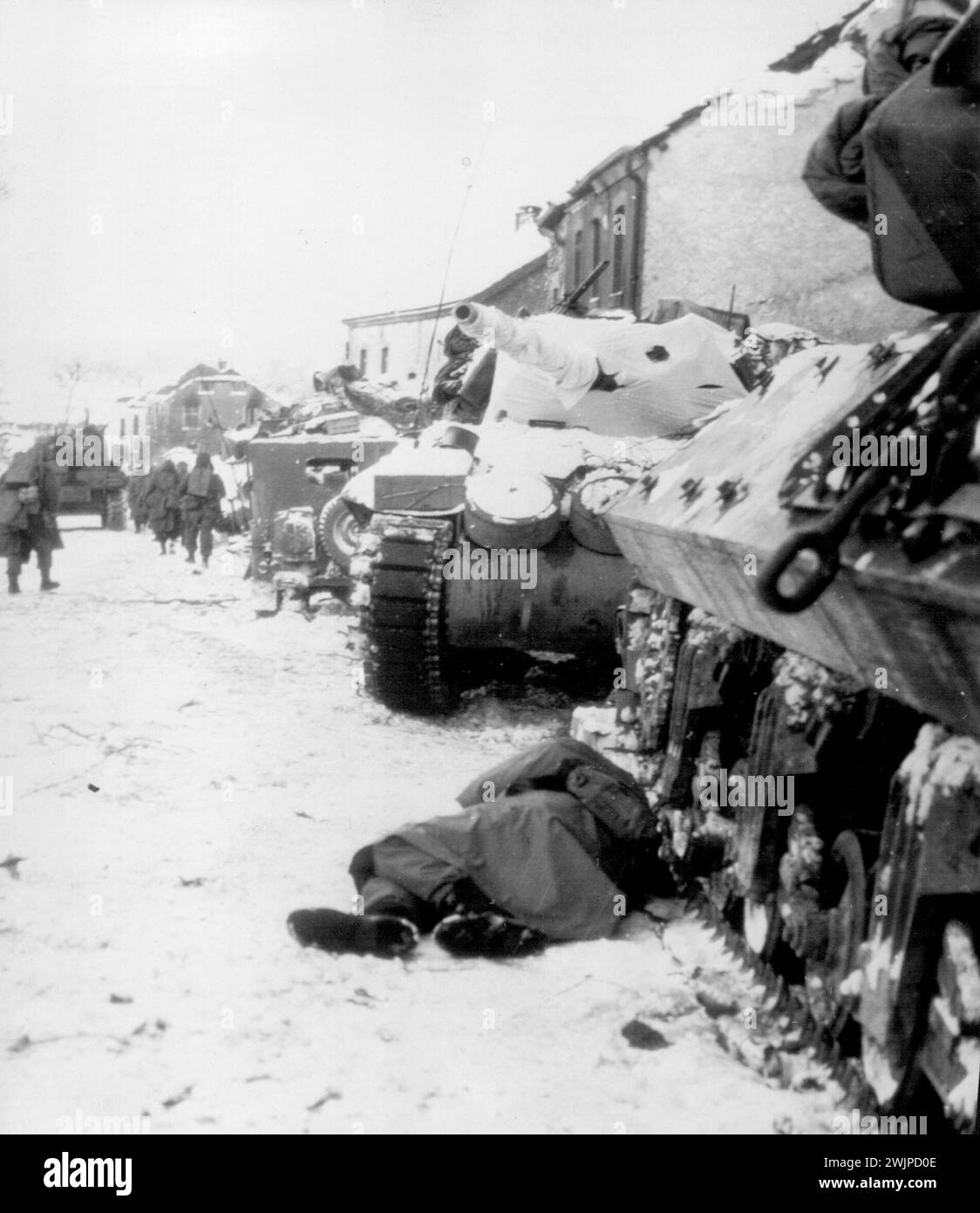 Yank Colonel Left Dead Beside Tank - il corpo di un colonnello americano giace vicino al suo carro armato mentre la fanteria americana avanzava contro il nemico in Lussemburgo. 22 gennaio 1945. (Foto di Associated Press Photo). Foto Stock