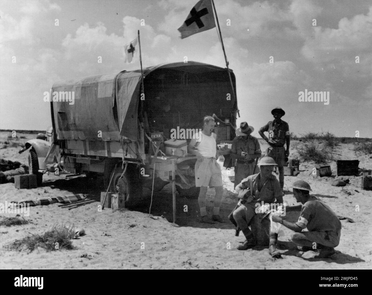 Un avamposto della Croce Rossa nel deserto occidentale. Questa foto è stata scattata durante il recente scontro di forze nel settore Alamein. 28 settembre 1944. (Foto del Department of Information Commonwealth of Australia). Foto Stock