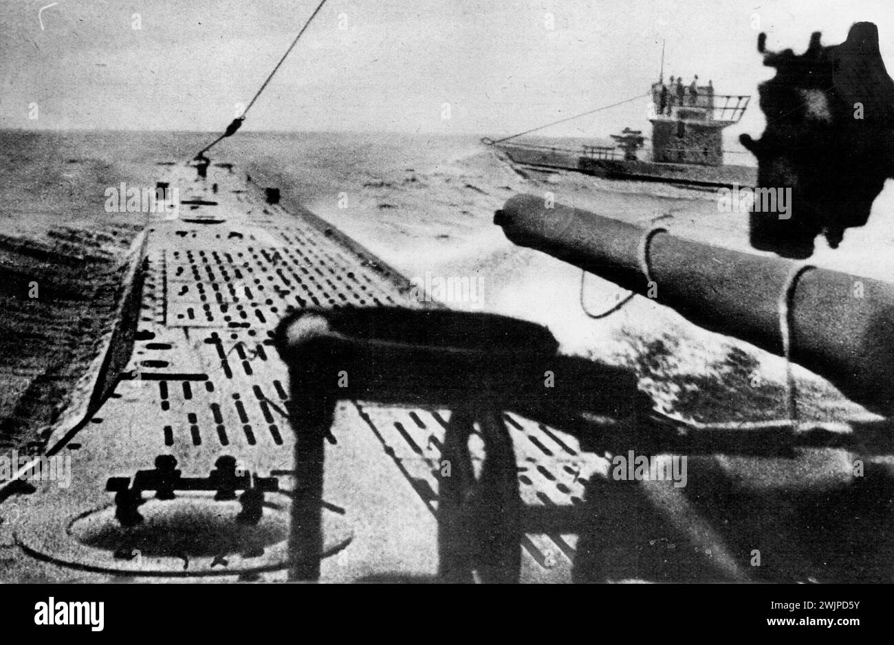 I lupi dell'U-Boat Pack si incontrano nell'Atlantico -- Una foto appena ricevuta a Londra da una fonte neutrale che mostra l'incontro tra gli U-Boot Nasi ad un appuntamento nel mezzo dell'Atlantico. I nazisti affermano che con il loro sistema di caccia U-boat in Packs invece che singolarmente hanno battuto il sistema dei convogli alleati. Il crescente numero di vittime degli U-Boot e l'arrivo sicuro del convoglio dopo il convoglio raccontano la propria storia. 10 aprile 1943. Foto Stock