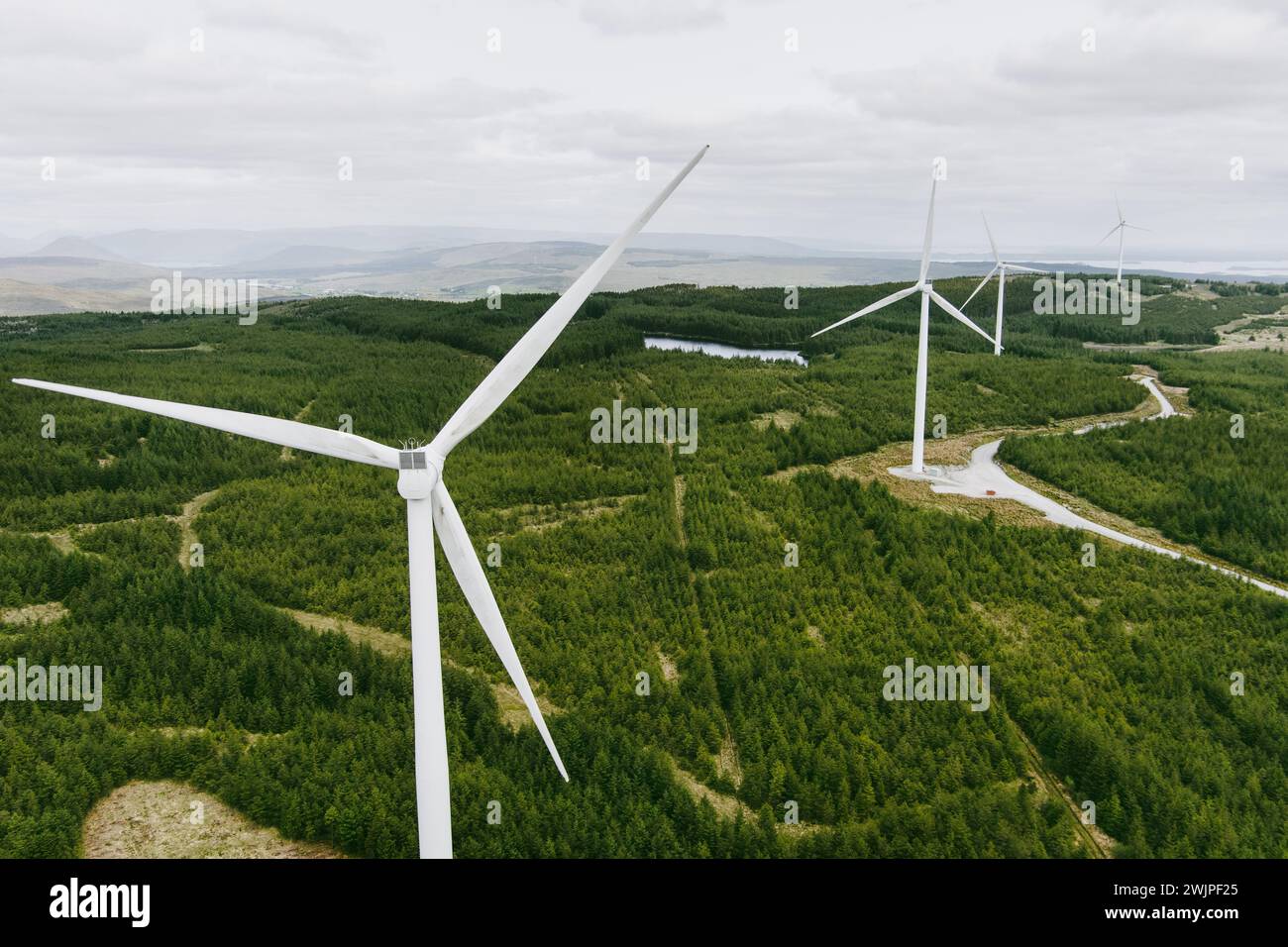 Paesaggio aereo del Connemara con turbine eoliche del Galway Wind Park situato nella Cloosh Valley, nella contea di Galway. Il più grande parco eolico onshore in Irlanda, verde Foto Stock