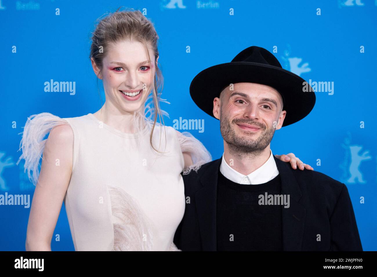 Berlino, Germania. 16 febbraio 2024. Hunter Schafer e Tilman Singer partecipano al Cuckoo Photocall durante il 74° Berlinale International Film Festival di Berlino al Grand Hyatt Hotel di Berlino, Germania, il 16 febbraio 2024. Foto di Aurore Marechal/ABACAPRESS.COM credito: Abaca Press/Alamy Live News Foto Stock