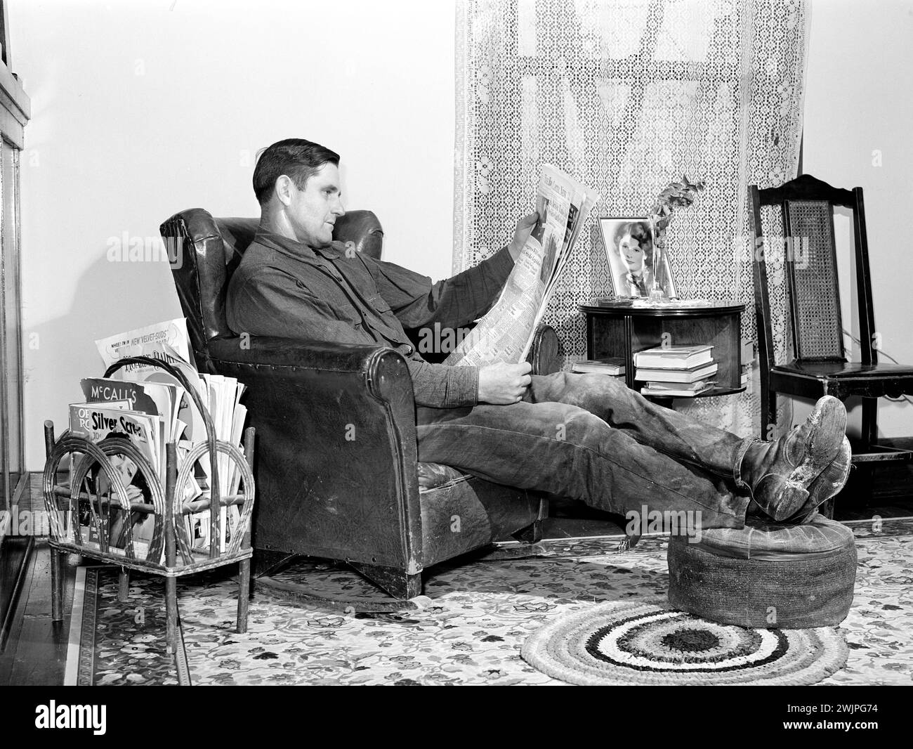 Lee Wagoner, agricoltore del Black Canyon Project, relax a casa, Canyon County, Idaho, Stati Uniti, Russell Lee, U.S. Farm Security Administration, novembre 1941 Foto Stock