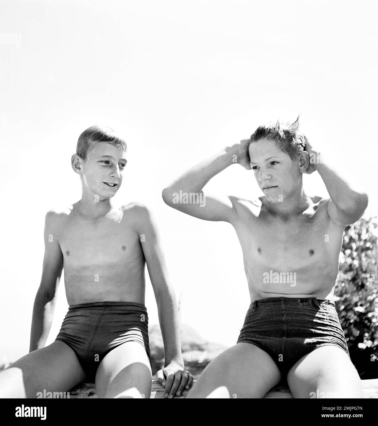 Due ragazzi adolescenti in costume da bagno che si rilassano dopo una nuotata, Rupert, Idaho, USA, Russell Lee, U.S. Farm Security Administration, luglio 1942 Foto Stock