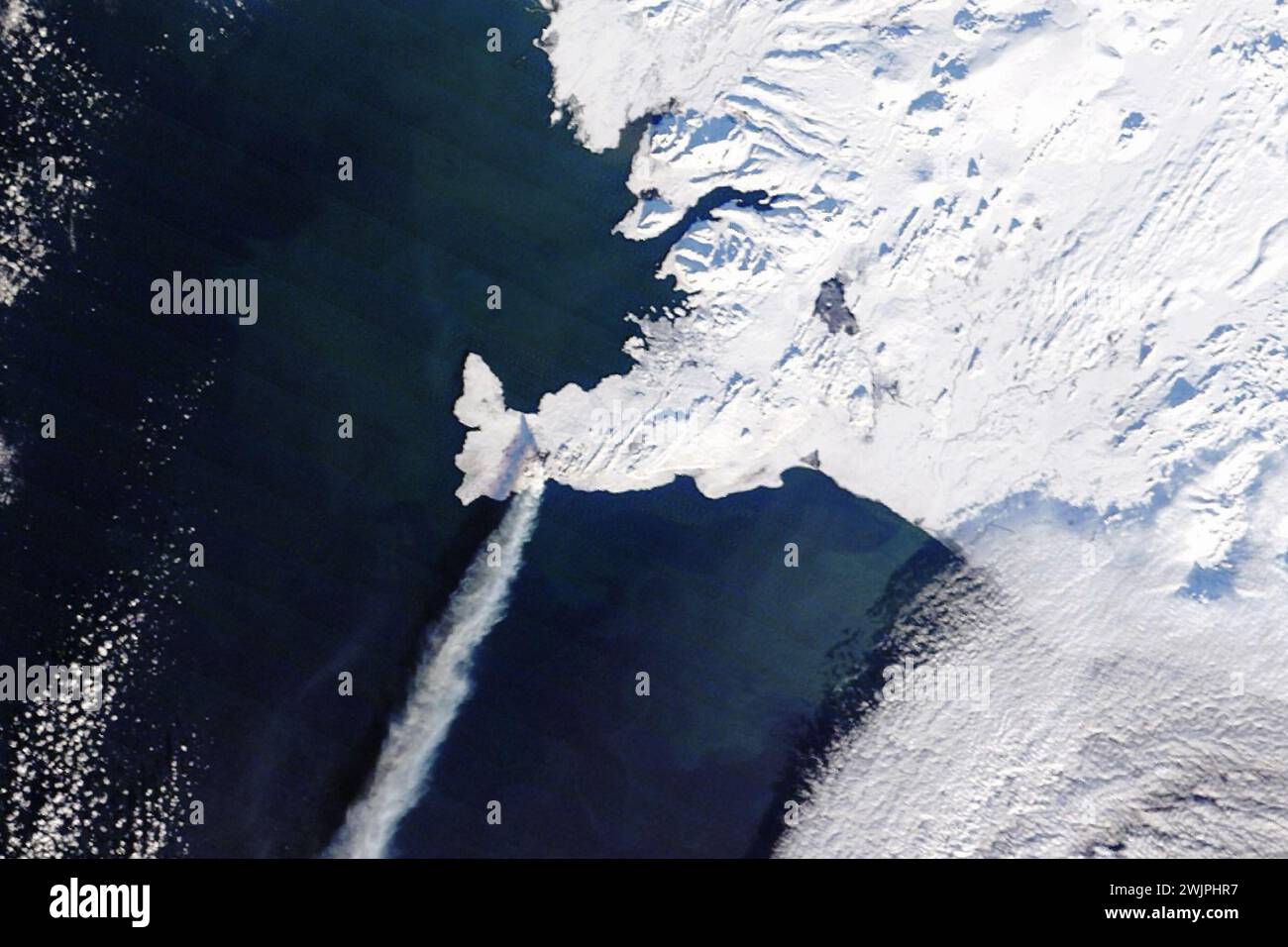 Islanda. 8 febbraio 2024. Dopo una pausa in attività, la lava fresca si è nuovamente riversata dalla penisola di Reykjanes nel sud-ovest dell'Islanda. L'ultima eruzione, la terza nella regione dal dicembre 2023, è iniziata all'inizio dell'8 febbraio 2024, con spruzzi di lava fino ad altezze di 80 metri (260 piedi) lungo una fessura lunga 3 chilometri (1,8 miglia) vicino al Monte Sylingarfell. La piccola vetta si trova a nord del villaggio di pescatori di Grindavik e ad est della centrale elettrica di Svartsengi e delle terme geotermiche della Laguna Blu. L'immagine è stata acquisita il 10 febbraio 2024 da oli-2 (Operational Land Imager-2) su Landsat 9. (Credito Foto Stock