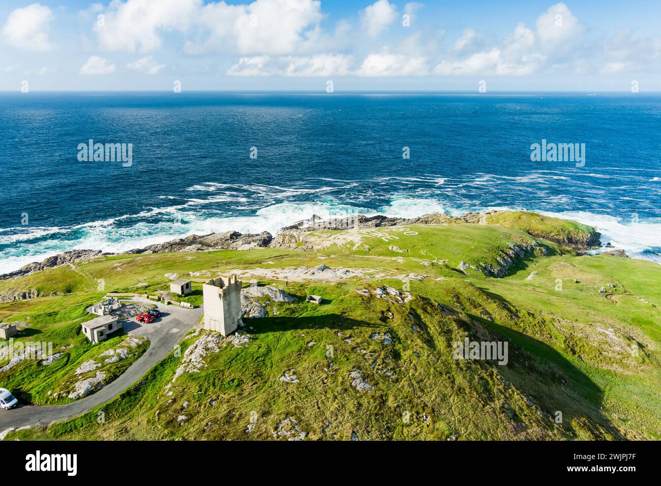 Vista aerea della corona di Banba's, iconica gemma di Malin Head, il punto più settentrionale dell'Irlanda, la famosa Wild Atlantic Way, spettacolare percorso costiero. Meraviglie di Foto Stock