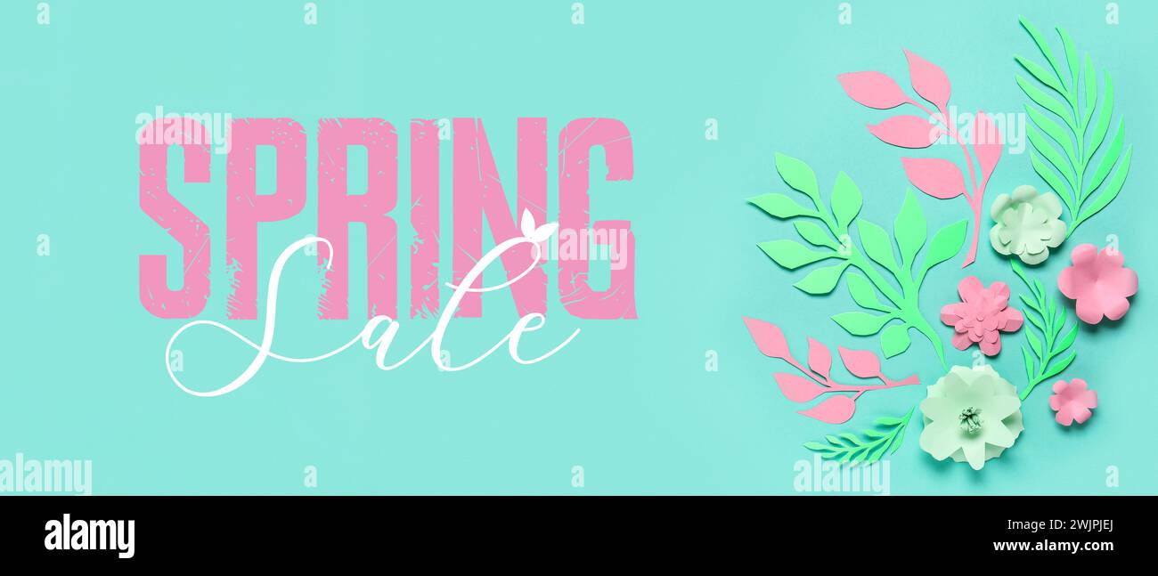 Striscione con testo di VENDITA PRIMAVERILE, fiori di carta e foglie su sfondo turchese Foto Stock