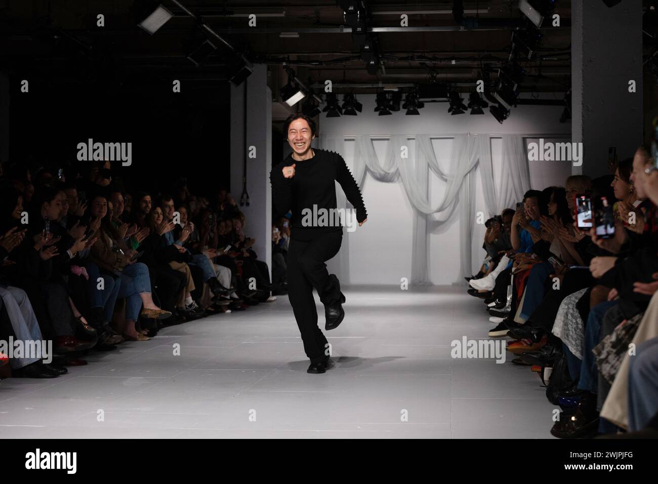 Londra, Regno Unito. 16 febbraio 2024. Il designer Chet lo festeggia sulla passerella alla fine della sua mostra alla London Fashion Week, tenutasi presso l'Old Selfridges Hotel. Crediti: Katie Collins/EMPICS/Alamy Live News Foto Stock