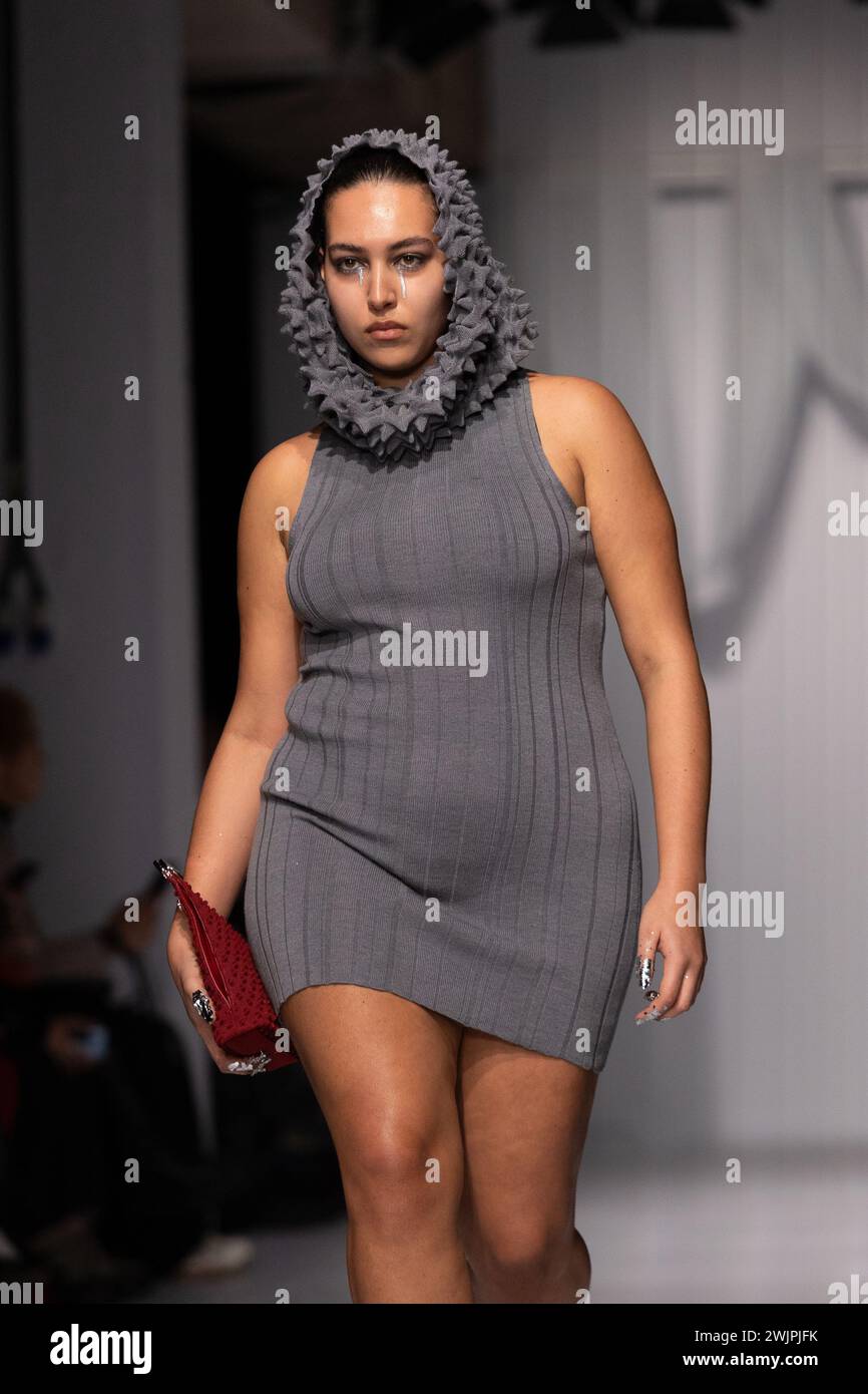 Londra, Regno Unito. 16 febbraio 2024. Una modella sulla passerella della sfilata Chet lo come parte della London Fashion Week che si tiene all'Old Selfridges Hotel. Crediti: Katie Collins/EMPICS/Alamy Live News Foto Stock