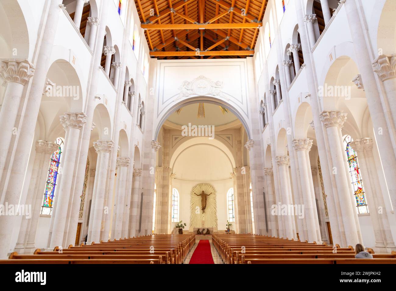 Pristina, Kosovo - 5 febbraio 2024: Vista interna della Cattedrale di Santa Teresa, una cattedrale cattolica romana a Pristina, Kosovo. Foto Stock