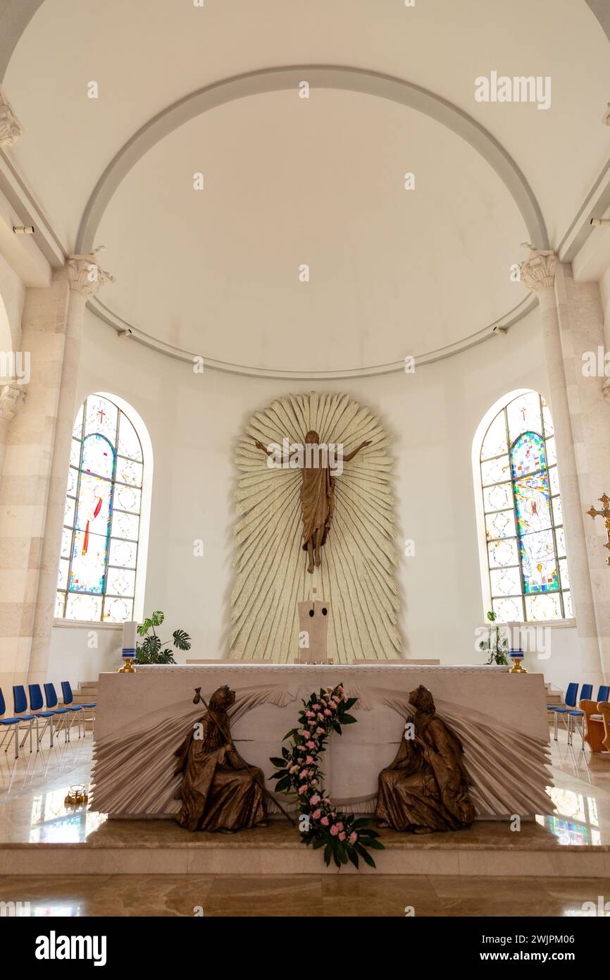 Pristina, Kosovo - 5 febbraio 2024: Vista interna della Cattedrale di Santa Teresa, una cattedrale cattolica romana a Pristina, Kosovo. Foto Stock