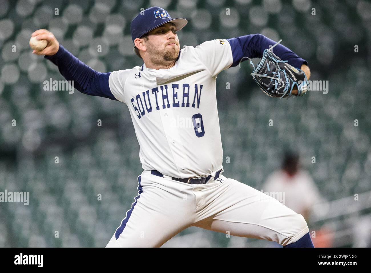 Houston, Texas, Stati Uniti. 16 febbraio 2024. Il lanciatore dei Southern University Jaguars Jaden Brasseaux (8) lancia un campo durante la partita di baseball NCAA tra gli Alcorn State Braves e i Southern University Jaguars nel Cactus Jack HBCU Classic del 2024 al Minute Maid Park di Houston, Texas. Prentice C. James/CSM/Alamy Live News Foto Stock