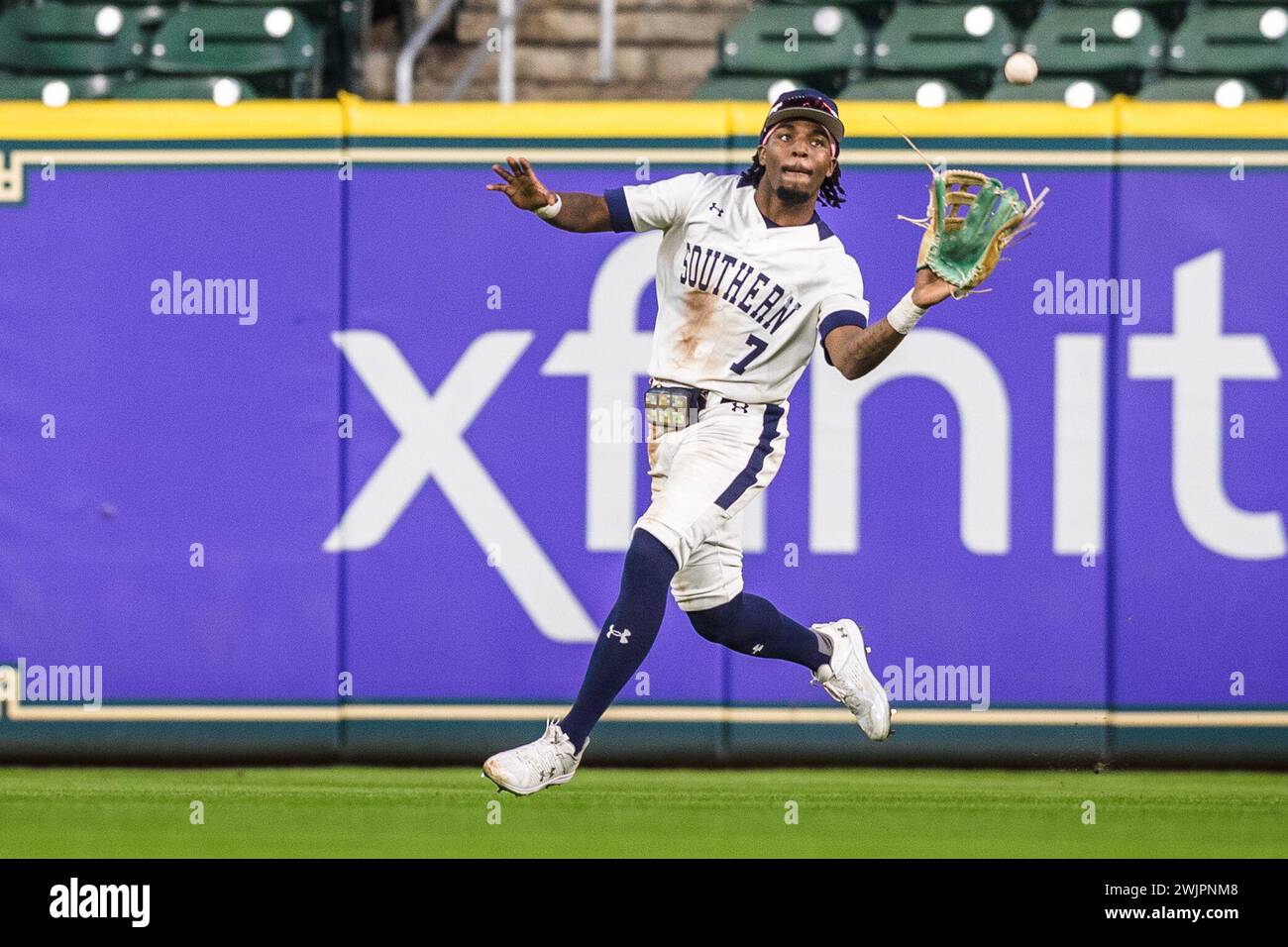 Houston, Texas, Stati Uniti. 16 febbraio 2024. L'esterno dei Southern University Jaguars Khyle Radcliffe (7) fa una corsa durante la partita di baseball NCAA tra gli Alcorn State Braves e i Southern University Jaguars nel Cactus Jack HBCU Classic 2024 al Minute Maid Park di Houston, Texas. Prentice C. James/CSM/Alamy Live News Foto Stock