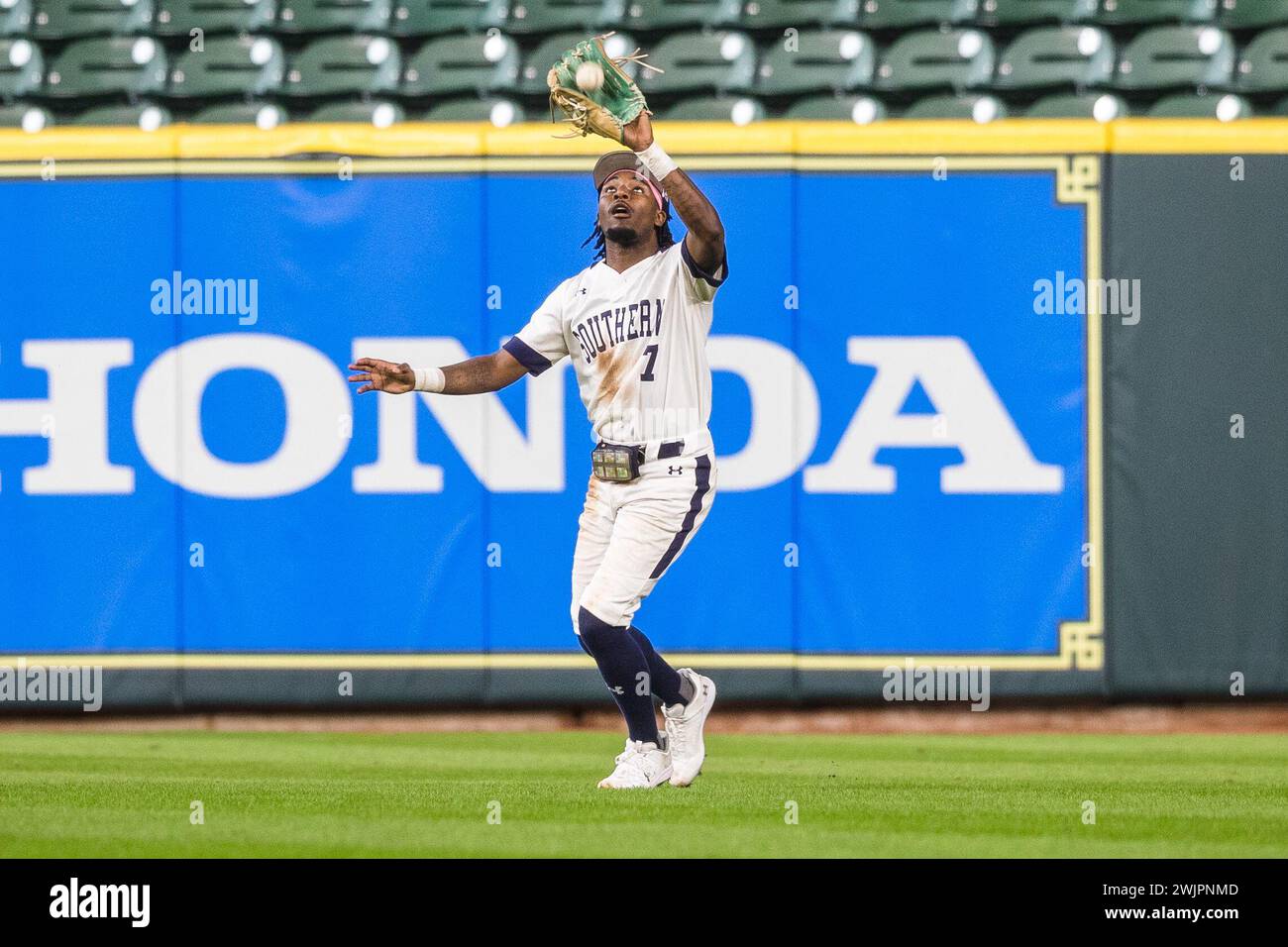 Houston, Texas, Stati Uniti. 16 febbraio 2024. L'esterno dei Southern University Jaguars Khyle Radcliffe (7) fa una corsa durante la partita di baseball NCAA tra gli Alcorn State Braves e i Southern University Jaguars nel 2024 Cactus Jack HBCU Classic al Minute Maid Park di Houston, Texas. Prentice C. James/CSM/Alamy Live News Foto Stock