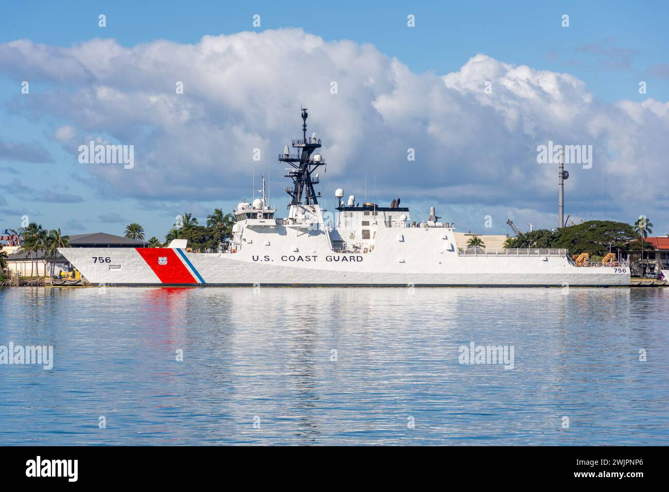 Nave della Guardia Costiera degli Stati Uniti ormeggiata nel porto di Honolulu, Honolulu, Oahu, Hawaii, Stati Uniti d'America Foto Stock