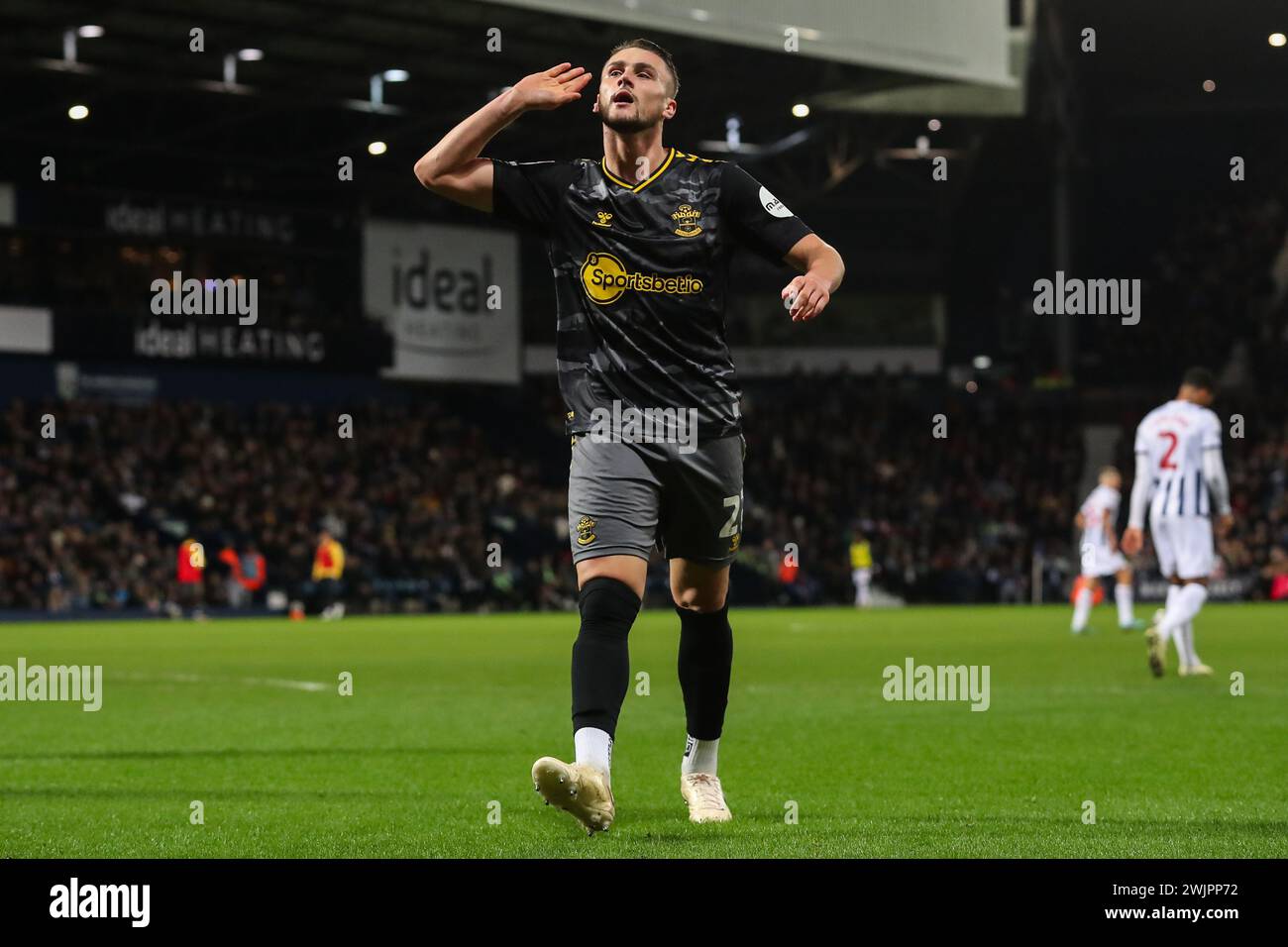 Taylor Harwood-Bellis di Southampton celebra il gol della sua squadra di 0-2 durante la partita del Campionato Sky Bet West Bromwich Albion vs Southampton all'Hawthorns, West Bromwich, Regno Unito, 16 febbraio 2024 (foto di Gareth Evans/News Images) Foto Stock