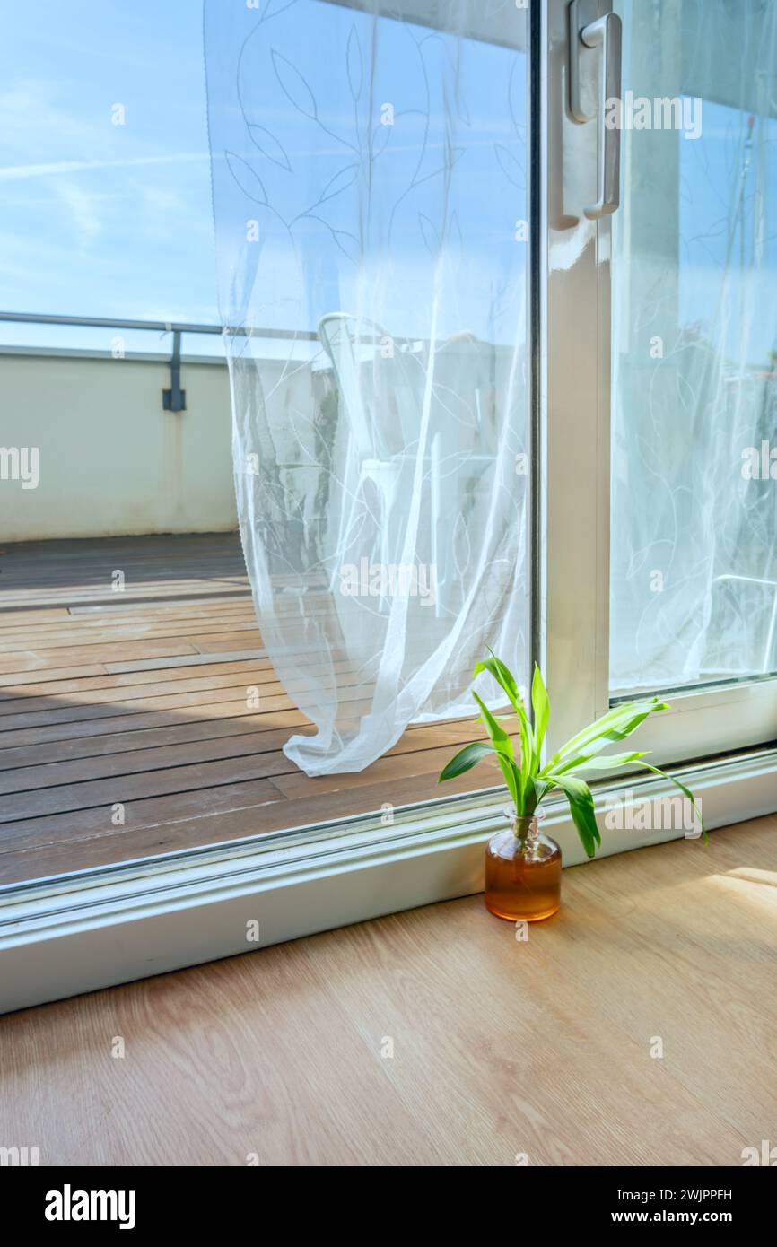 Grande porta in alluminio bianco che conduce ad una terrazza sul piano attico di una casa urbana Foto Stock