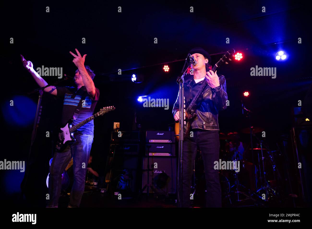 Pete Doherty e Carl Barat dei Libertines si esibiscono all'Oran Mor di Glasgow il 16 febbraio 2024 Credit: Glasgow Green at Winter Time/Alamy Live News Foto Stock