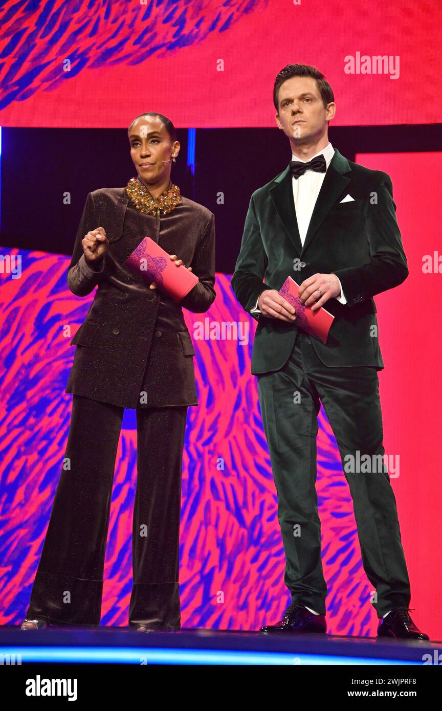 Hadnet Tesfai und Jo Schück bei der Festivaleröffnung und der Premiere des Kinofilms 'piccole cose come queste / Kleine Dinge wie diese' auf der Berlinale 2024 / 74. Internationale Filmfestspiele Berlin im Berlinale Palast. Berlino, 15.02.2024 Foto Stock